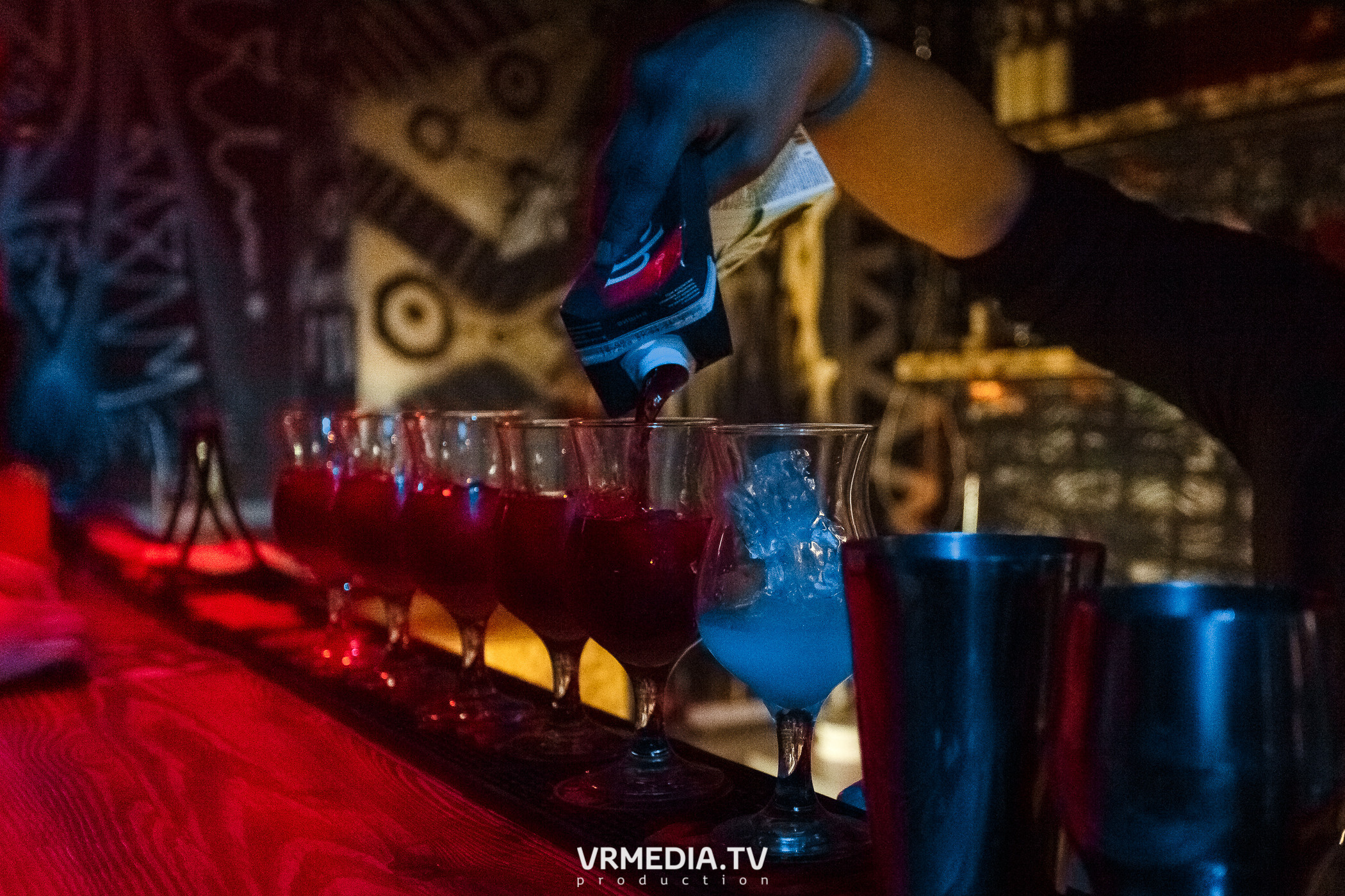 Выходные в баре «Глотай»