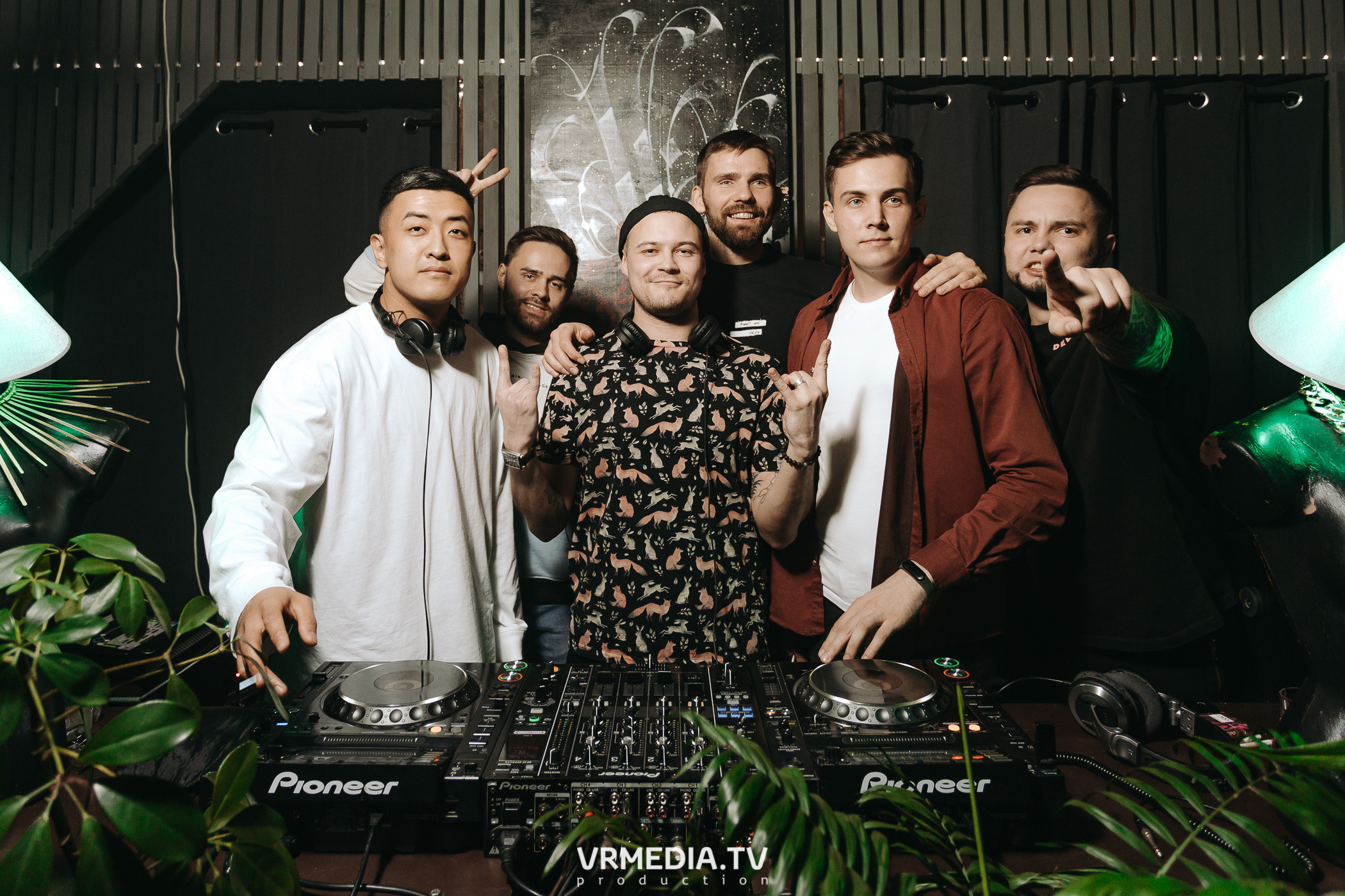 11 FRIENDS OF CHAO. Grotesque (SPB)