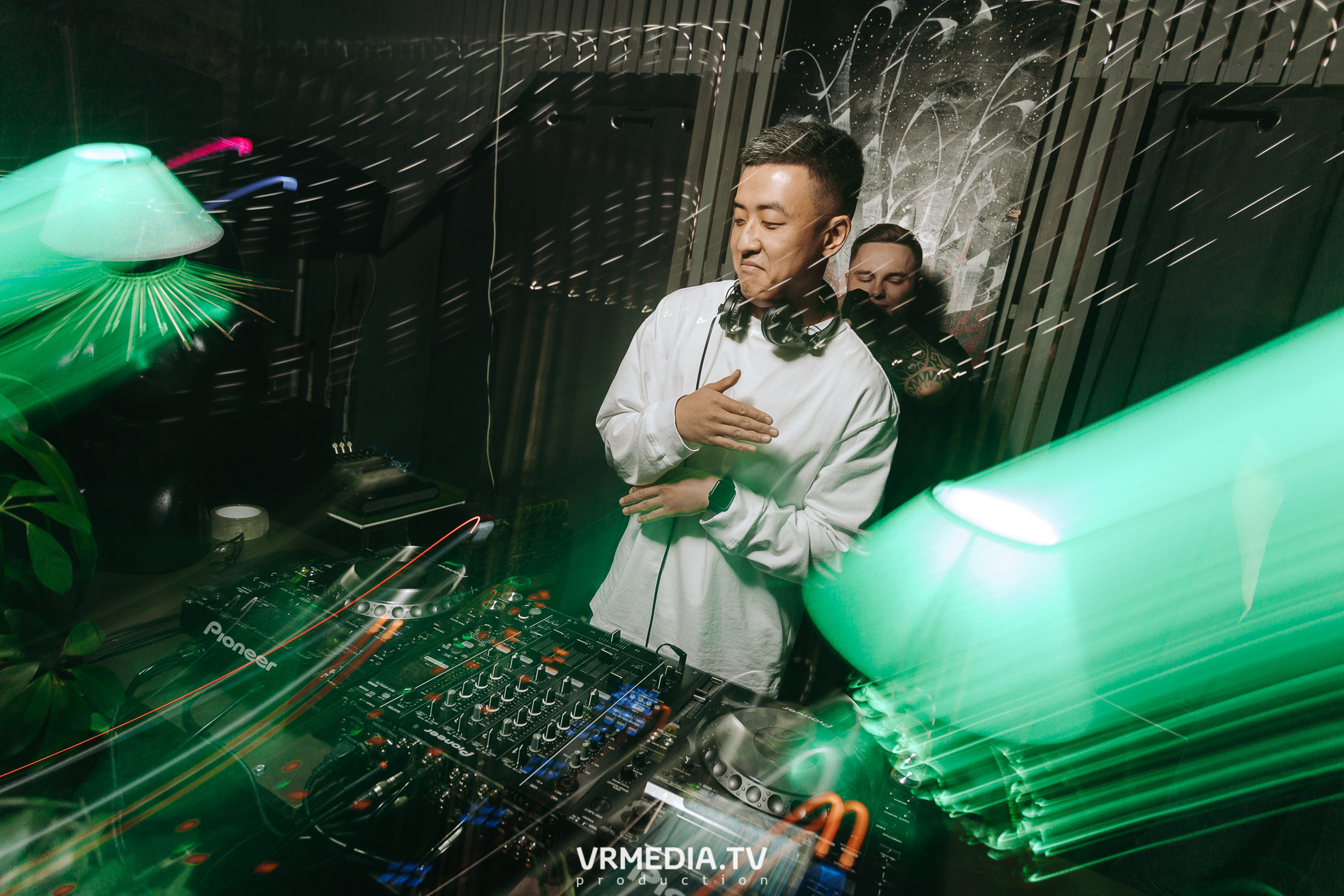 11 FRIENDS OF CHAO. Grotesque (SPB)