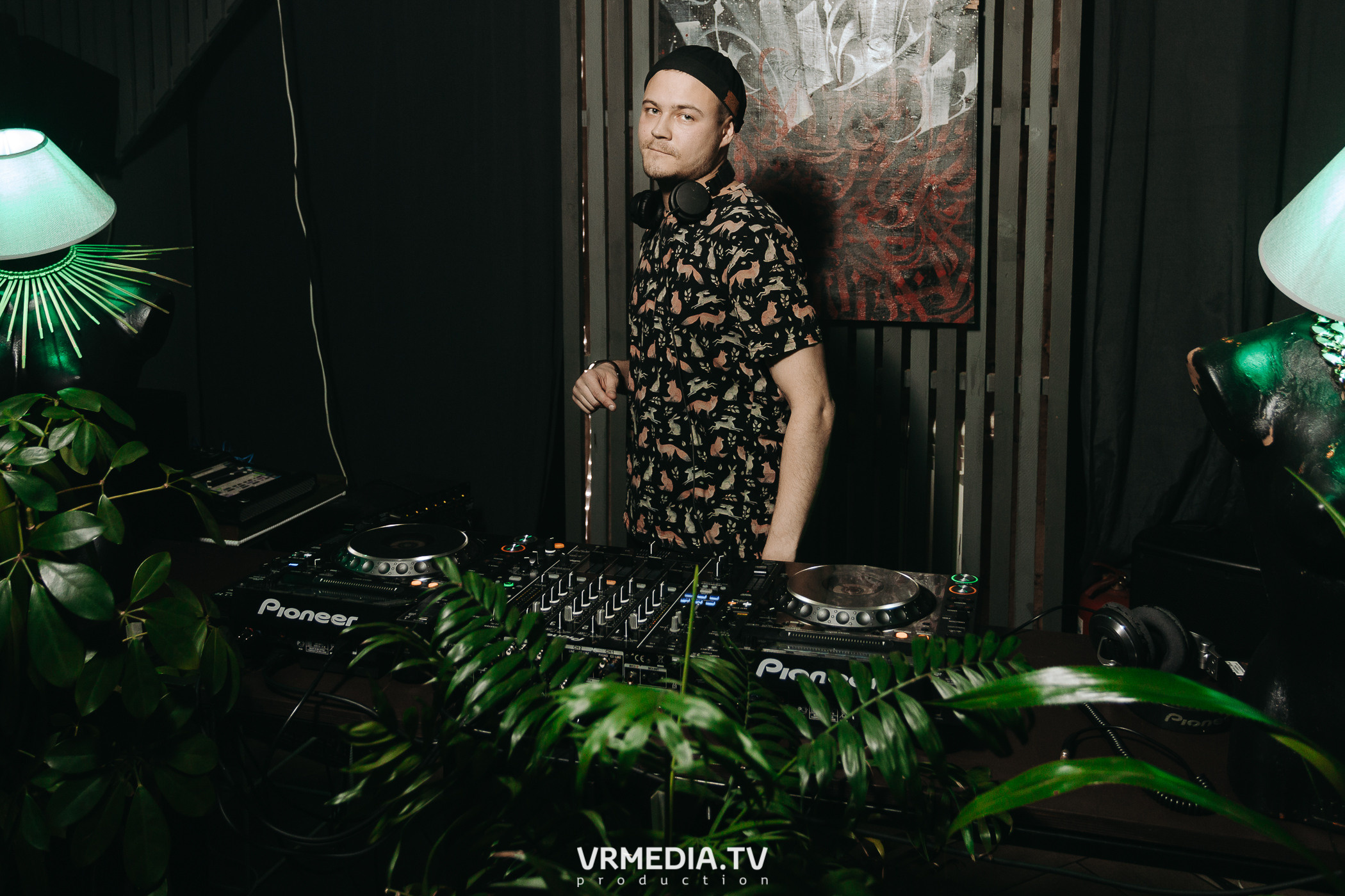 11 FRIENDS OF CHAO. Grotesque (SPB)