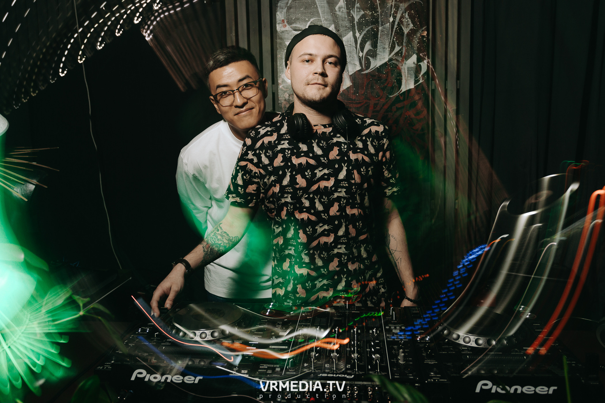 11 FRIENDS OF CHAO. Grotesque (SPB)