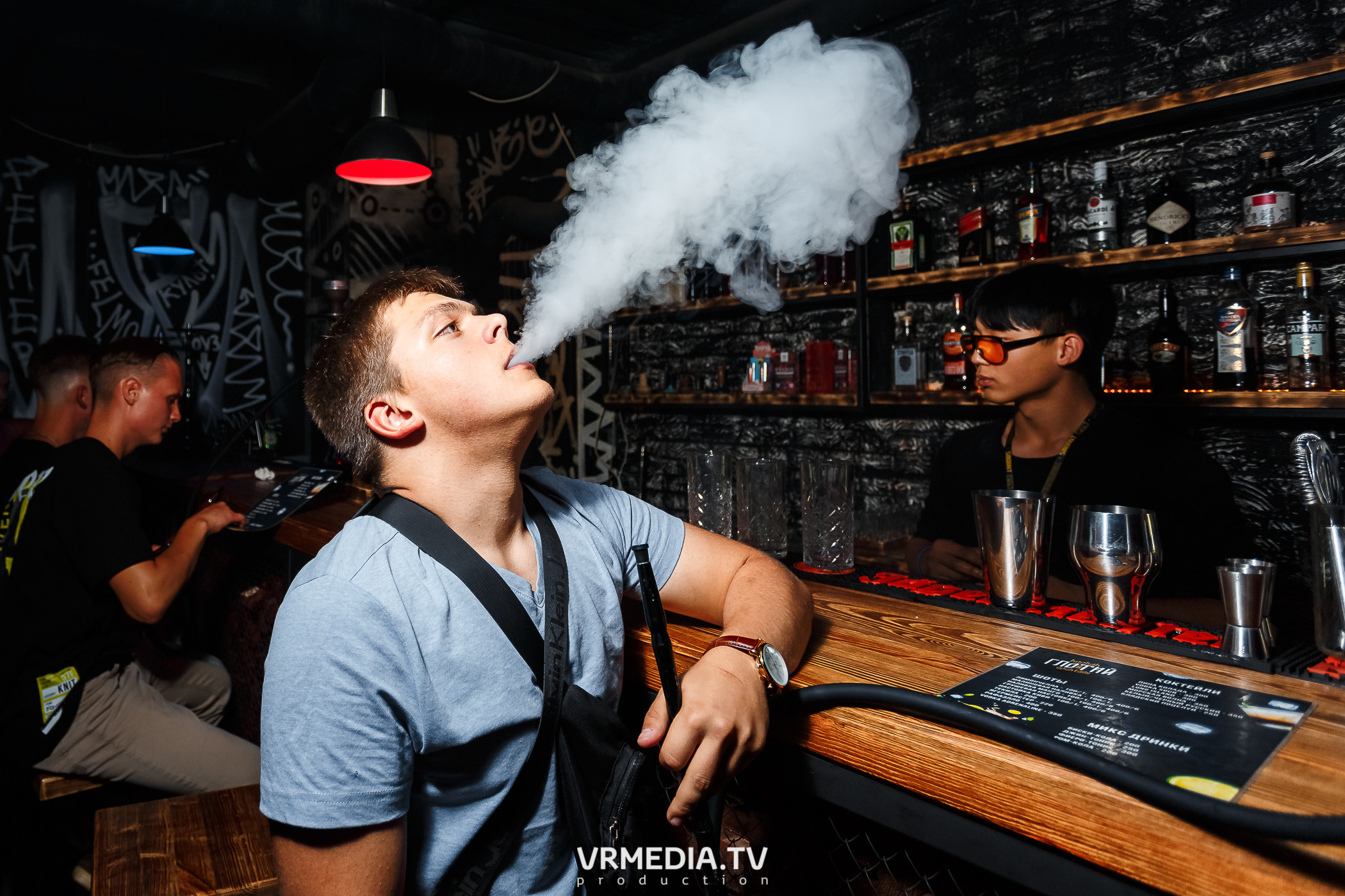 Выходные в баре «Глотай»