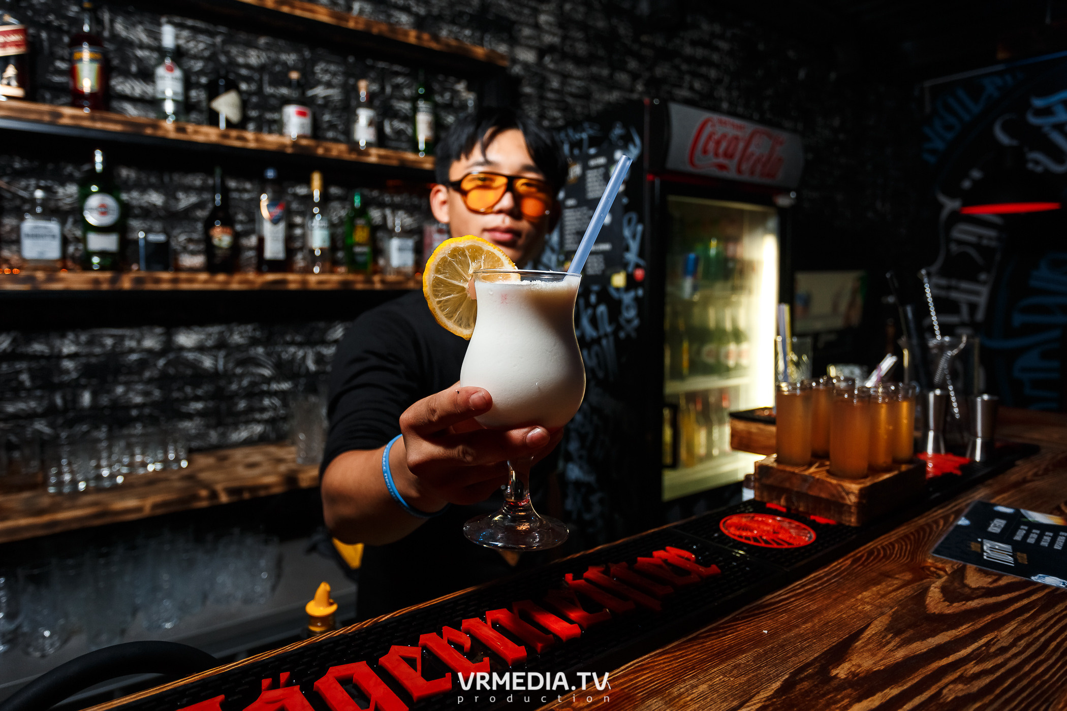 Выходные в баре «Глотай»