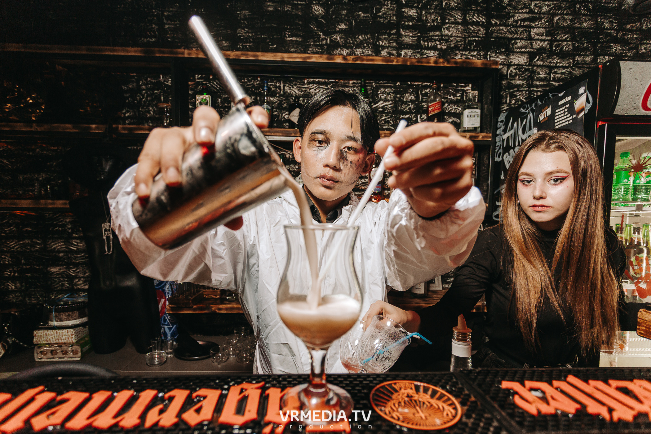 Halloween в баре «Глотай»