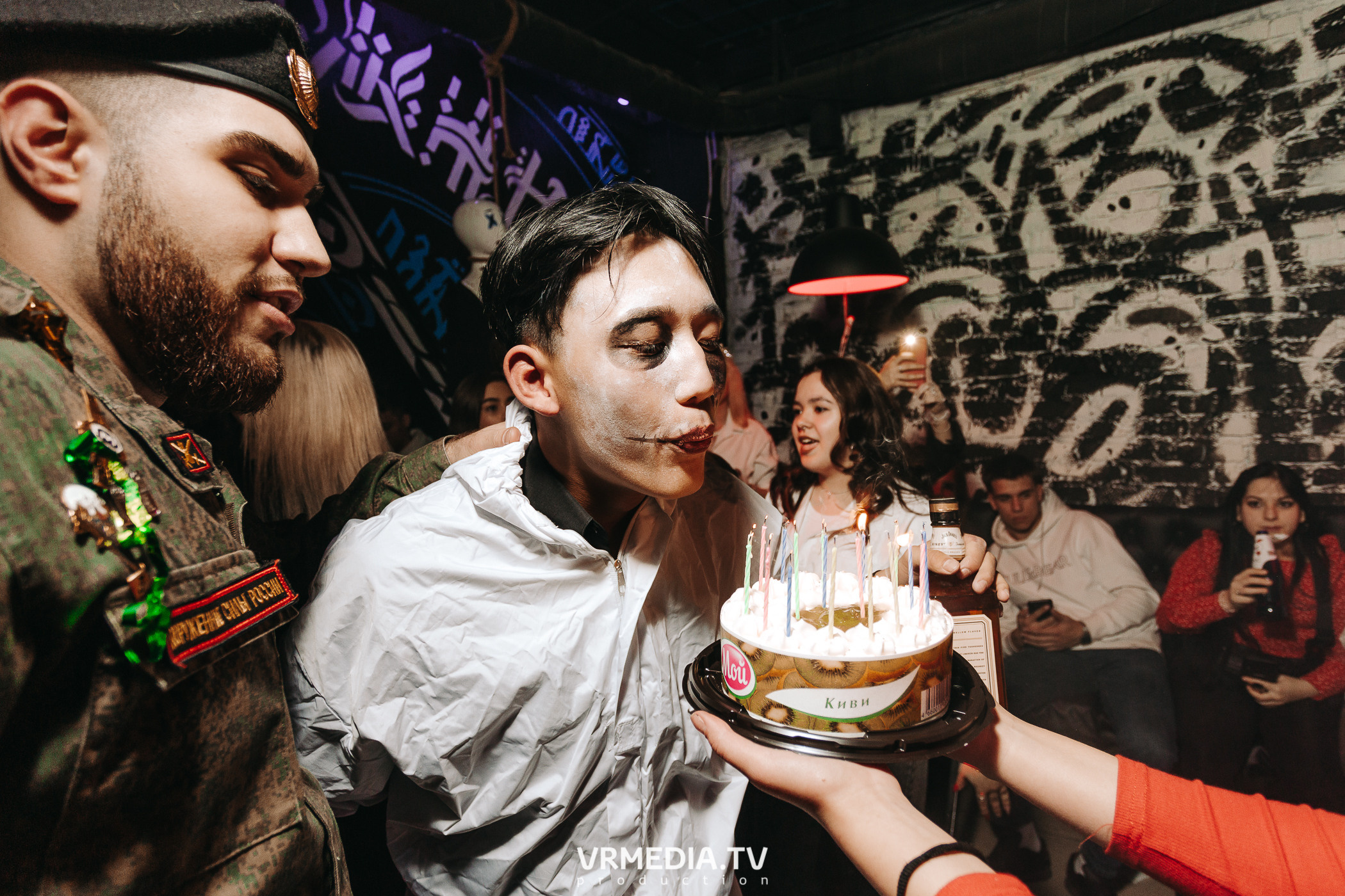 Halloween в баре «Глотай»