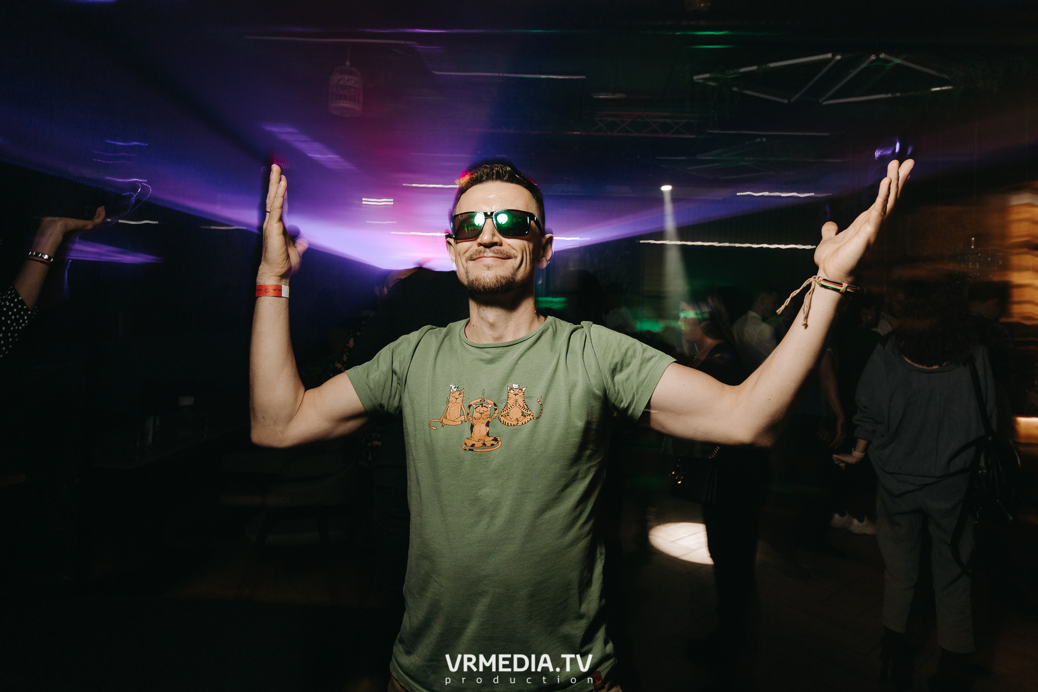 11 FRIENDS OF CHAO. Grotesque (SPB)