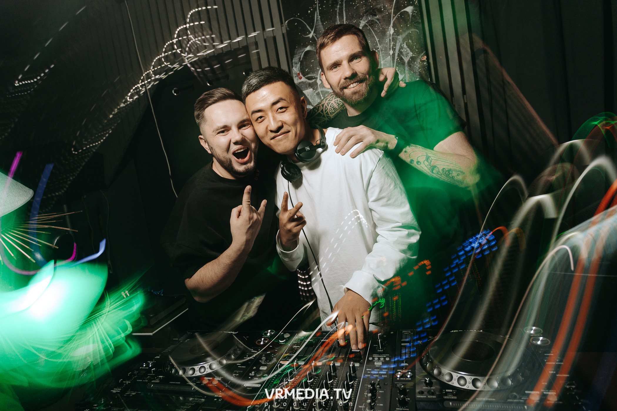 11 FRIENDS OF CHAO. Grotesque (SPB)