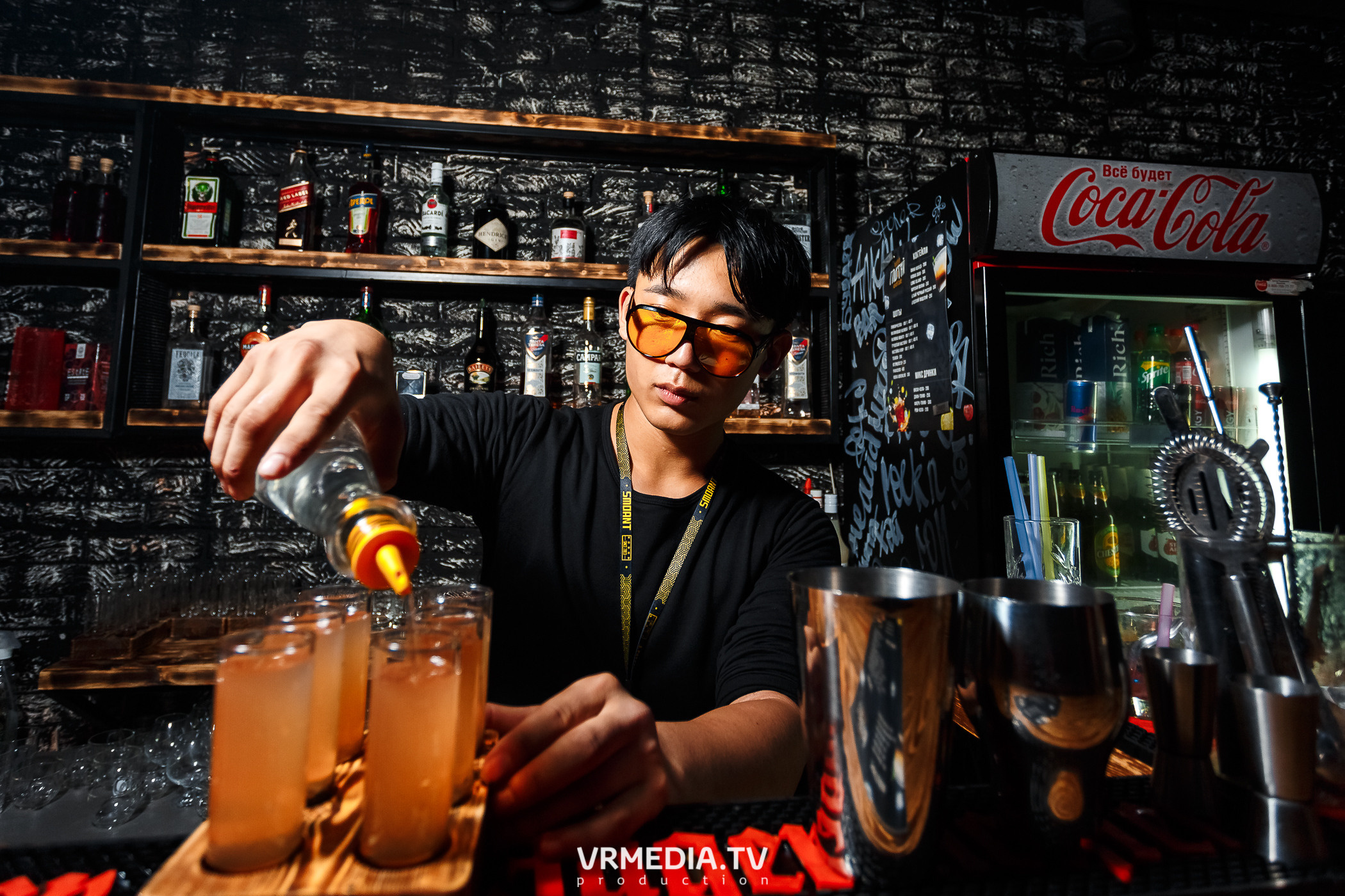 Выходные в баре «Глотай»