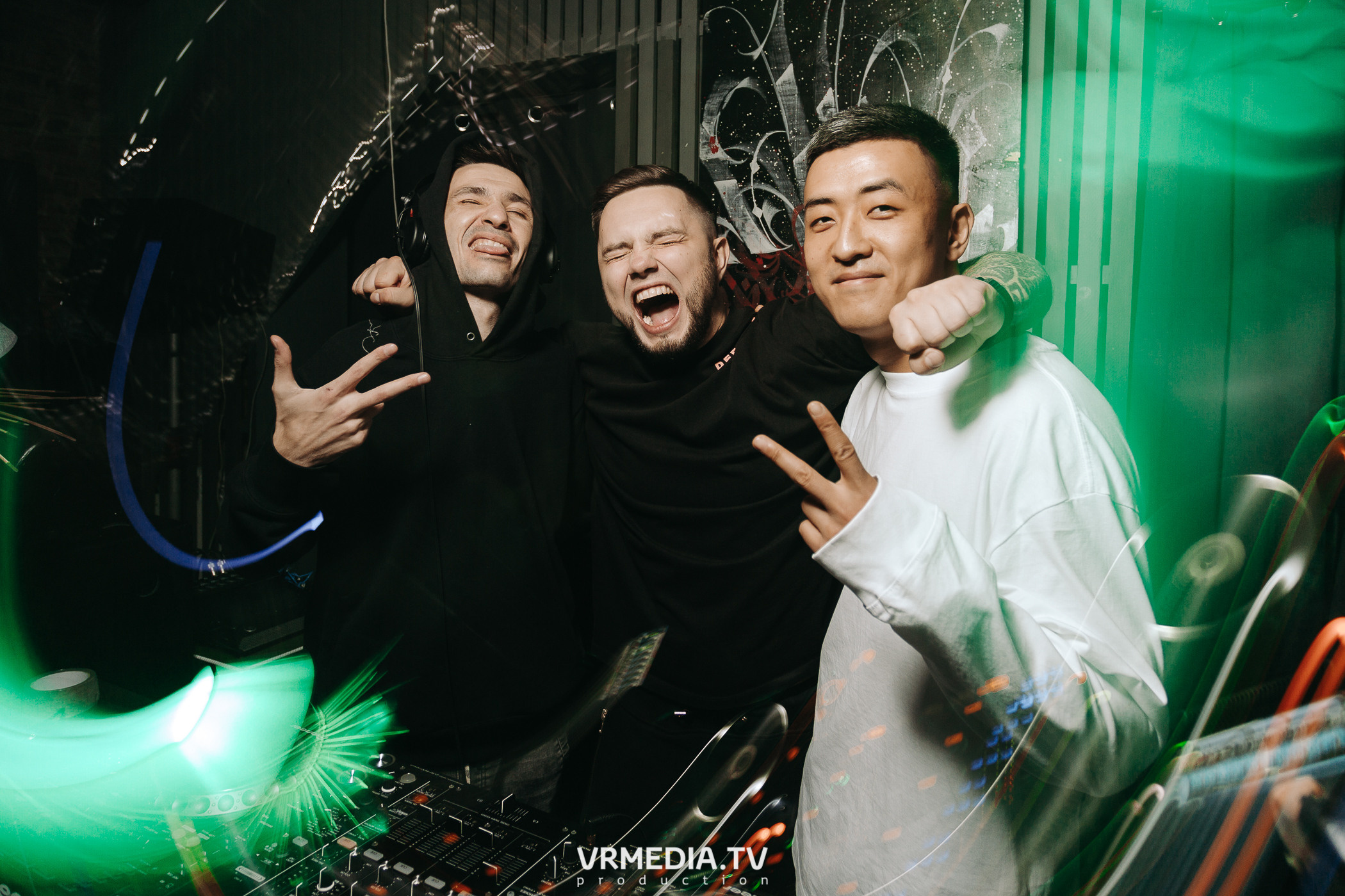 11 FRIENDS OF CHAO. Grotesque (SPB)