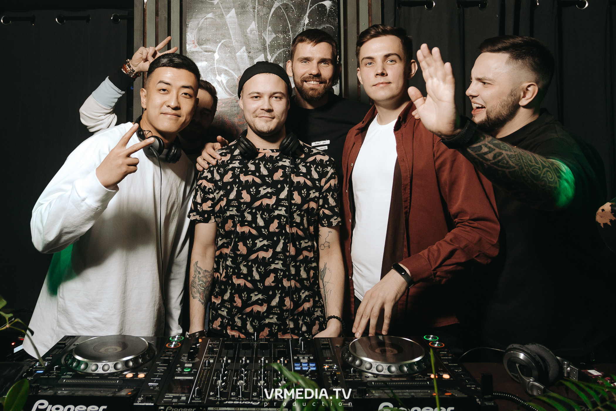 11 FRIENDS OF CHAO. Grotesque (SPB)