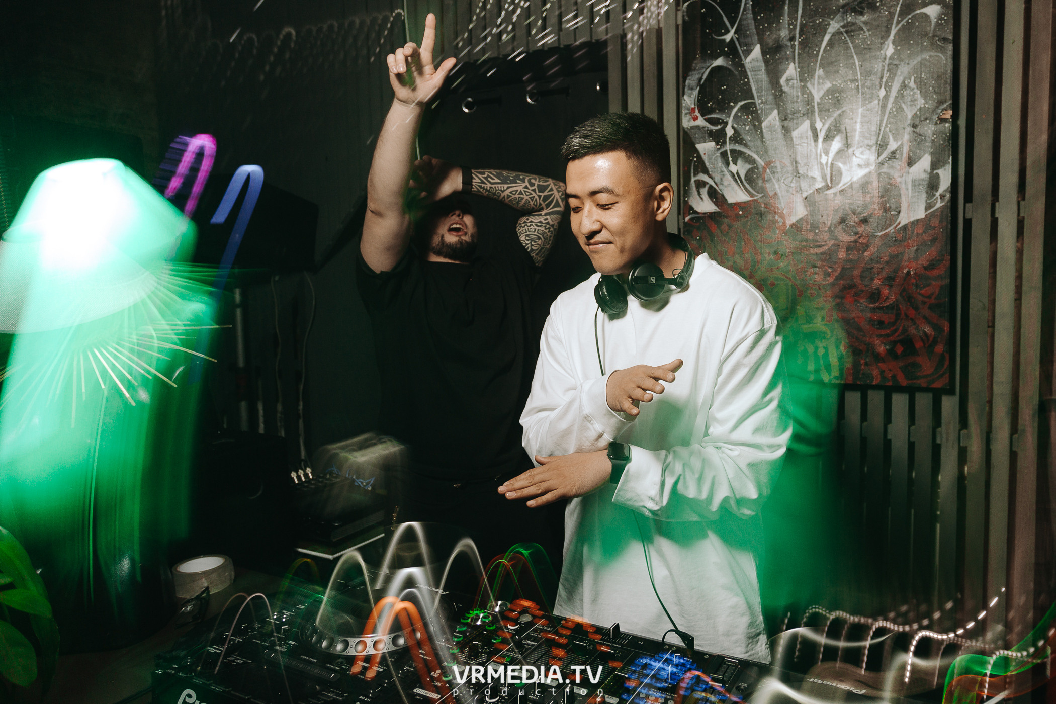 11 FRIENDS OF CHAO. Grotesque (SPB)