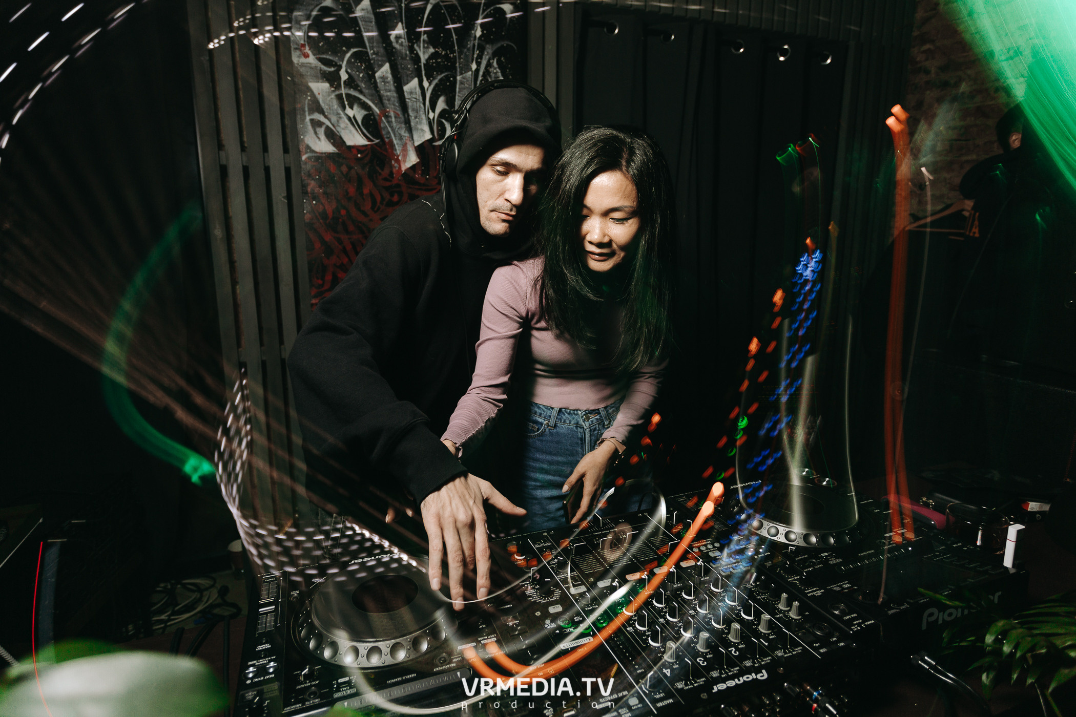 11 FRIENDS OF CHAO. Grotesque (SPB)