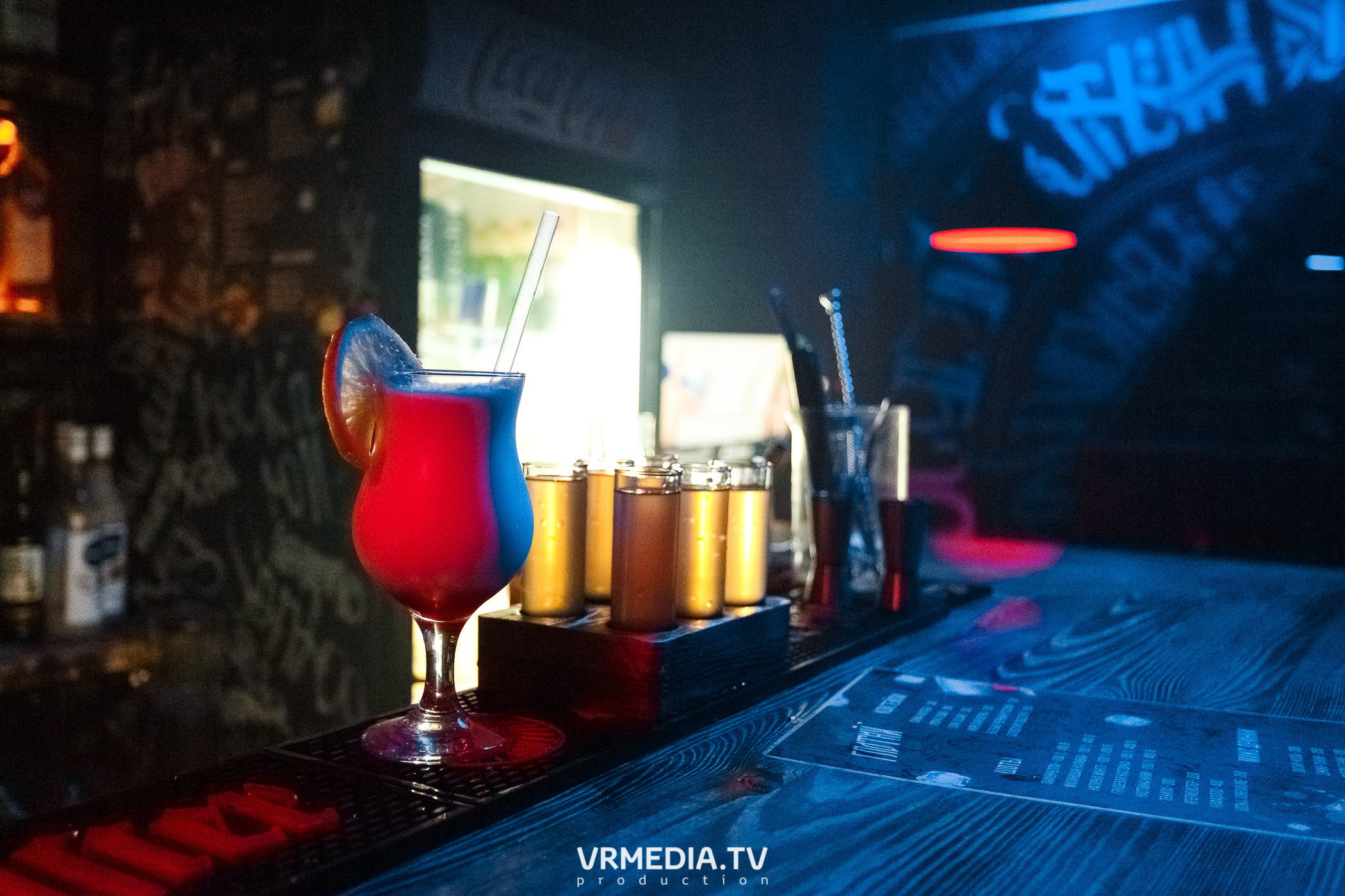 Выходные в баре «Глотай»