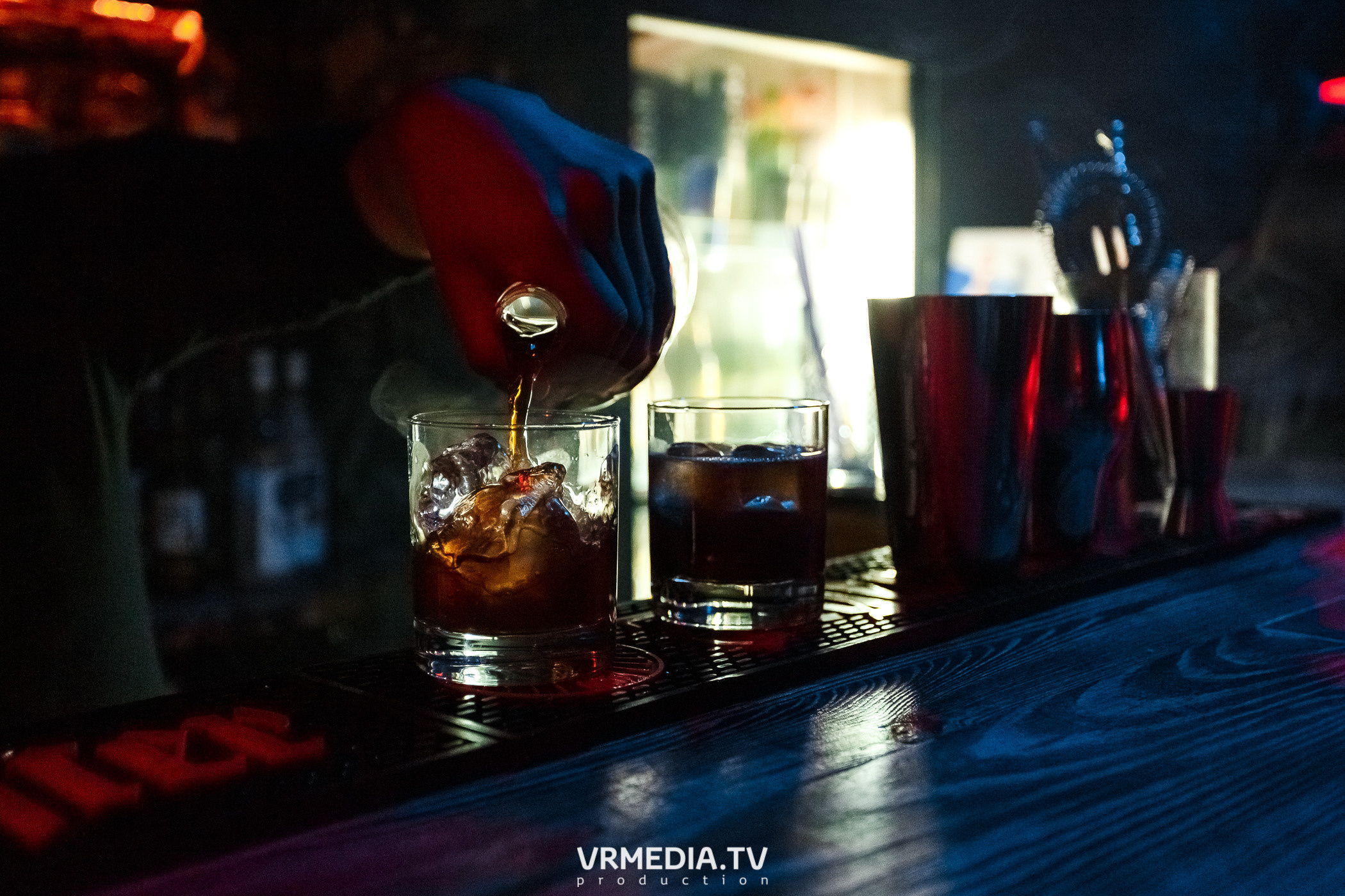 Выходные в баре «Глотай»