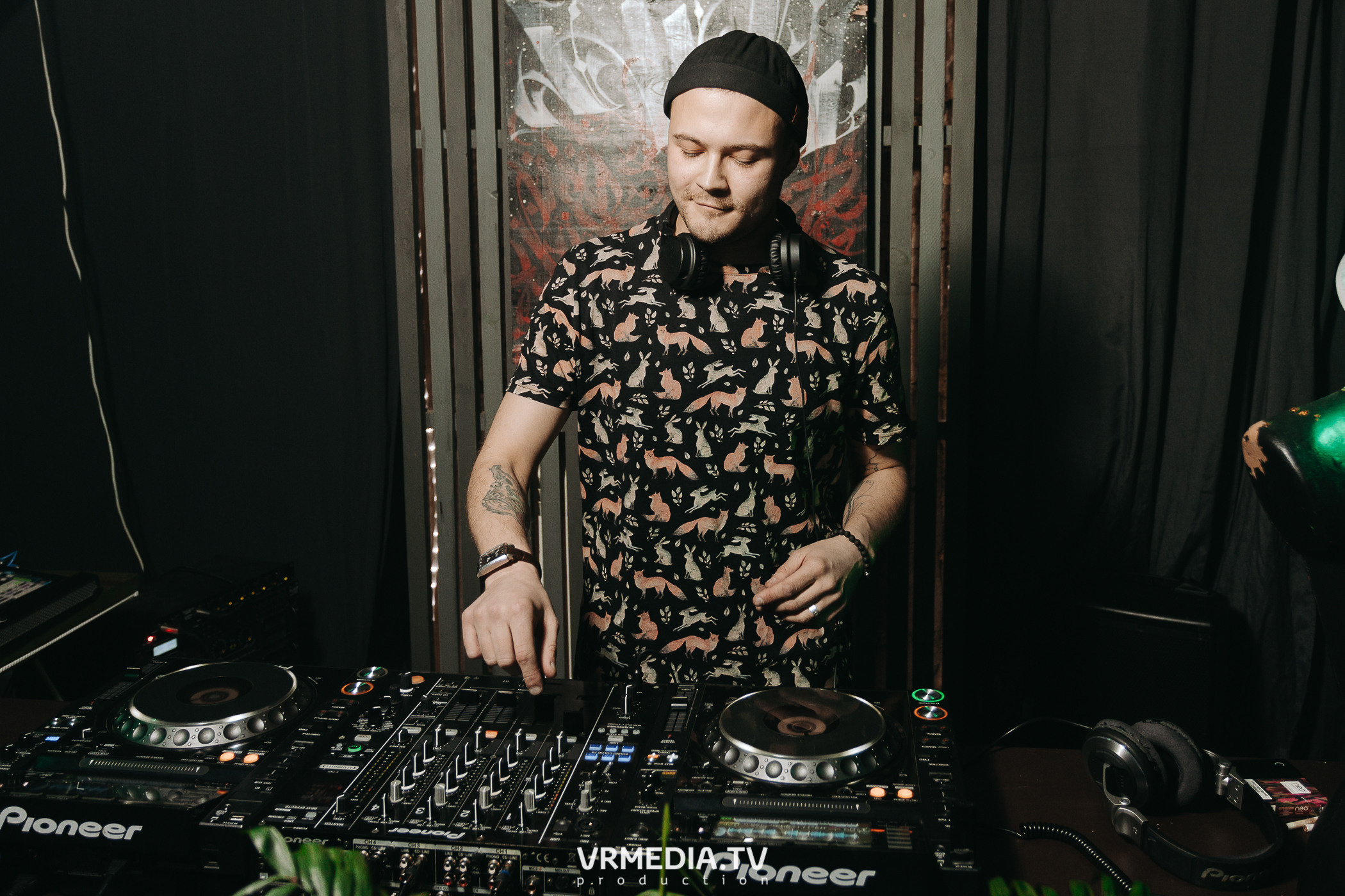 11 FRIENDS OF CHAO. Grotesque (SPB)