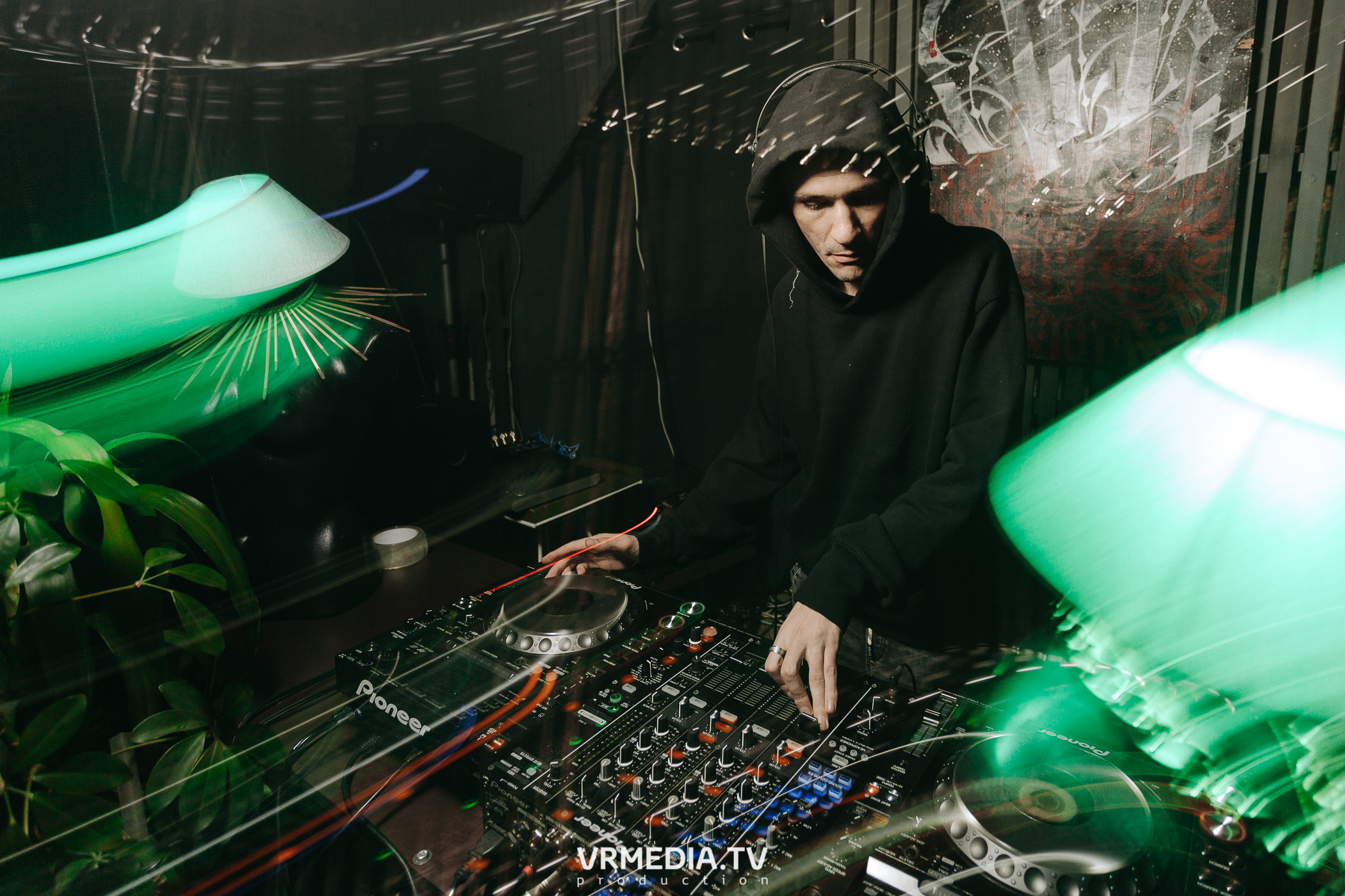 11 FRIENDS OF CHAO. Grotesque (SPB)