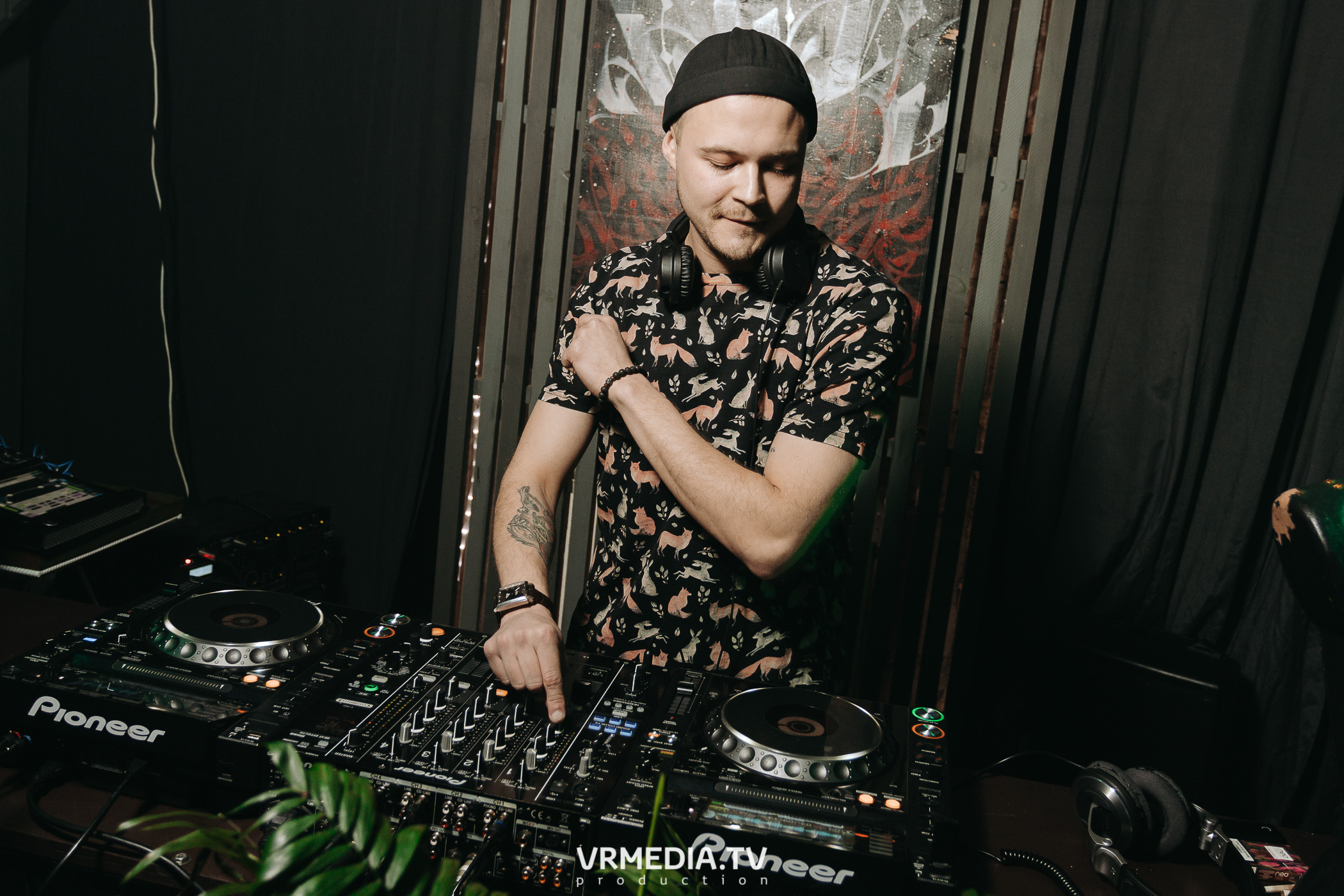 11 FRIENDS OF CHAO. Grotesque (SPB)