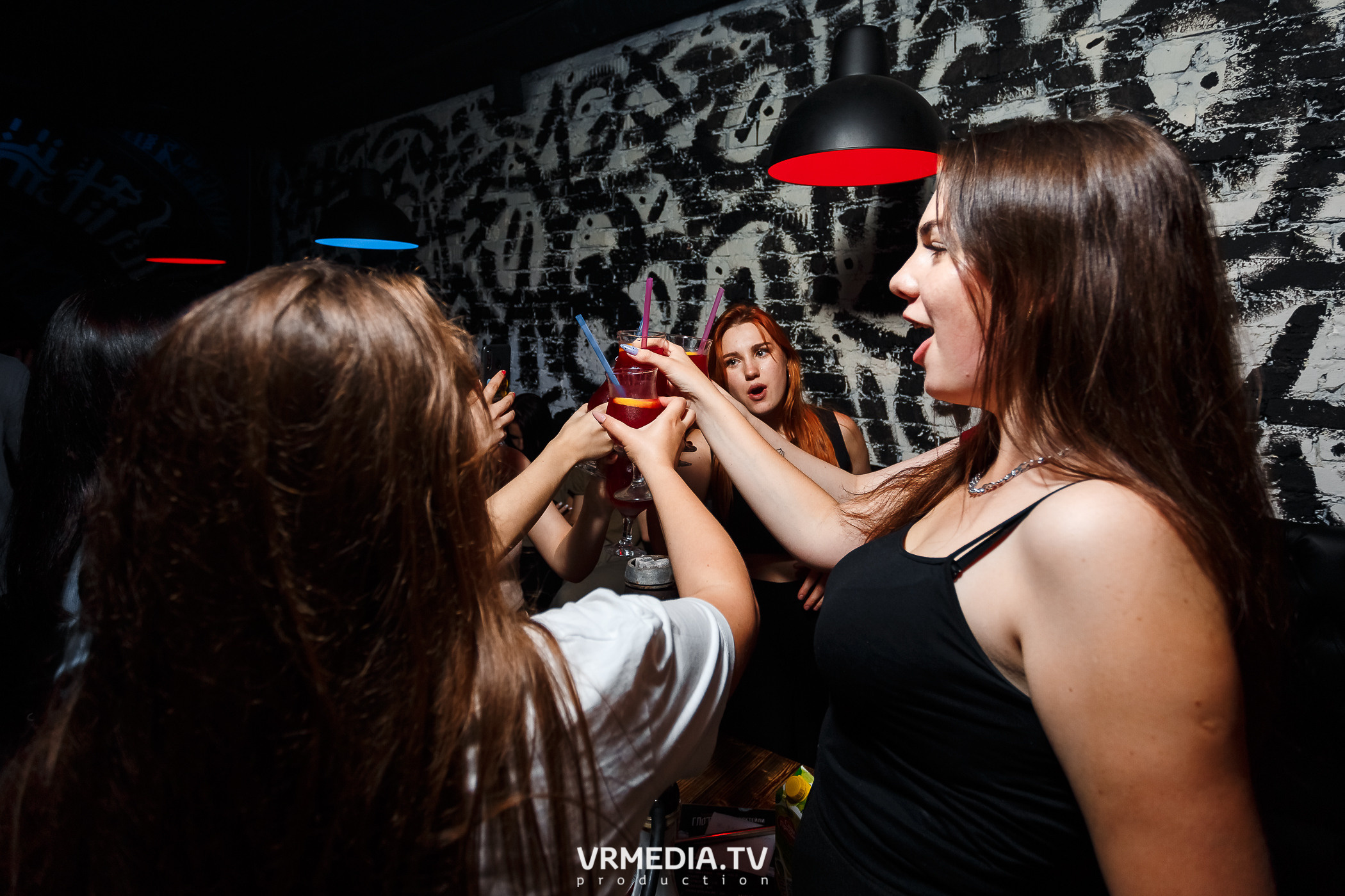 Выходные в баре «Глотай»