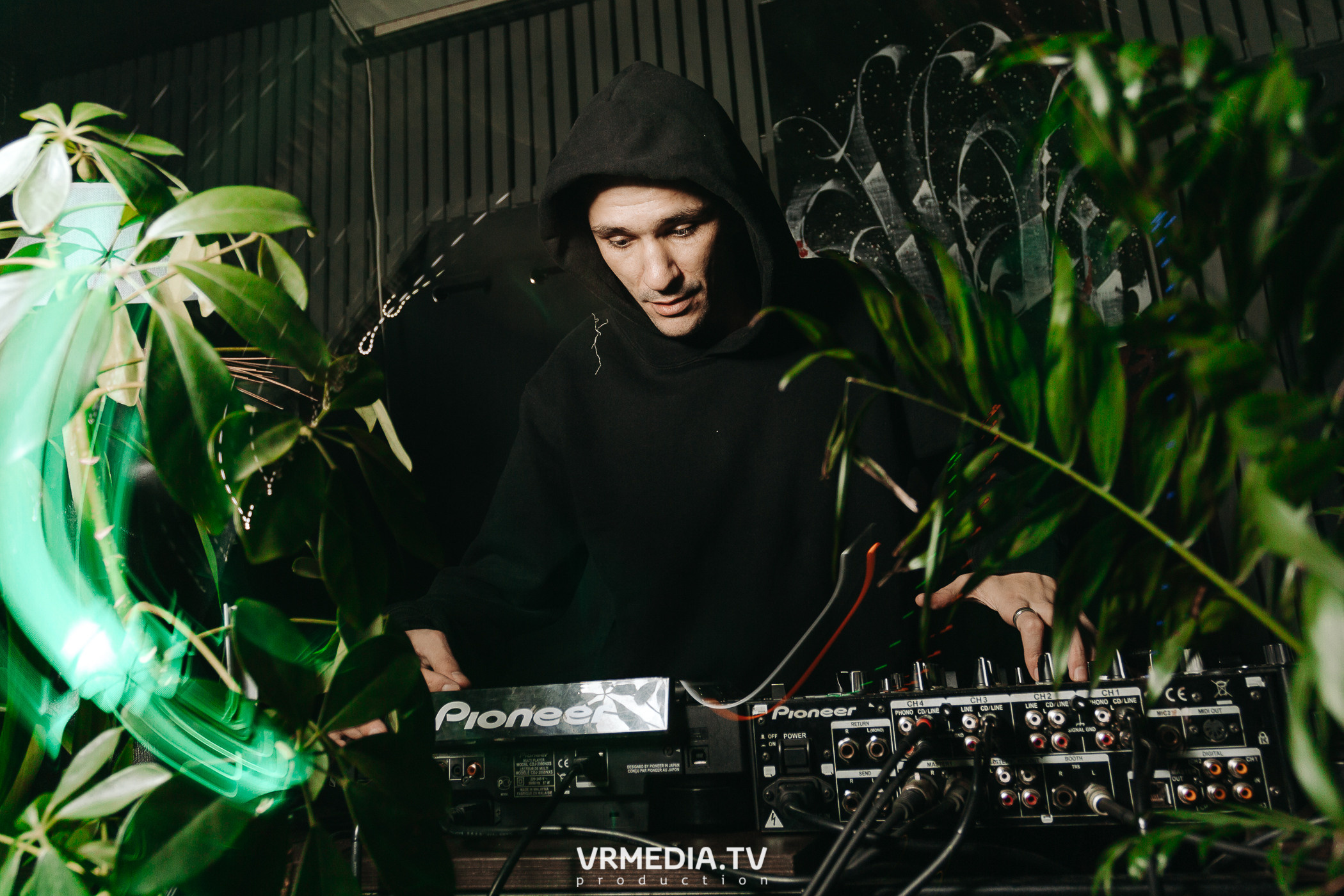 11 FRIENDS OF CHAO. Grotesque (SPB)