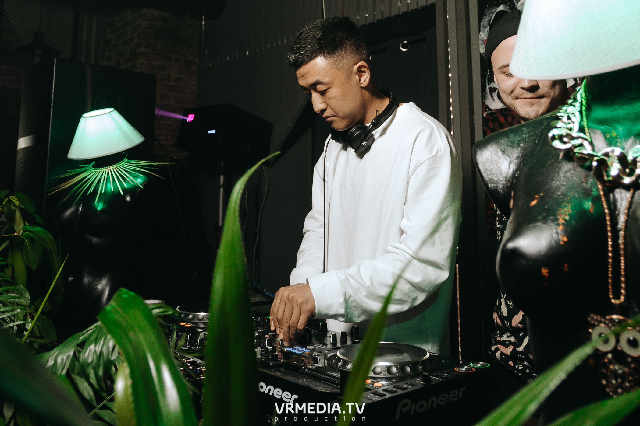 11 FRIENDS OF CHAO. Grotesque (SPB)