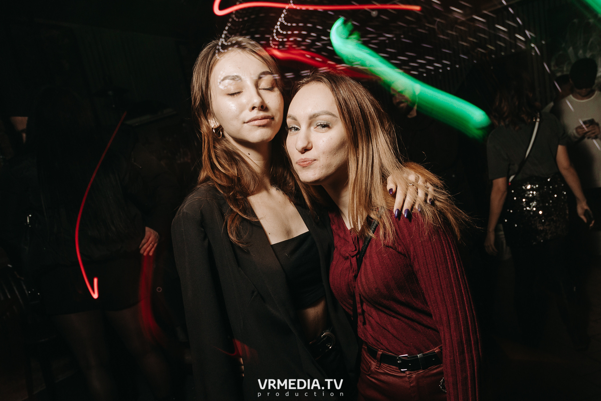 11 FRIENDS OF CHAO. Grotesque (SPB)