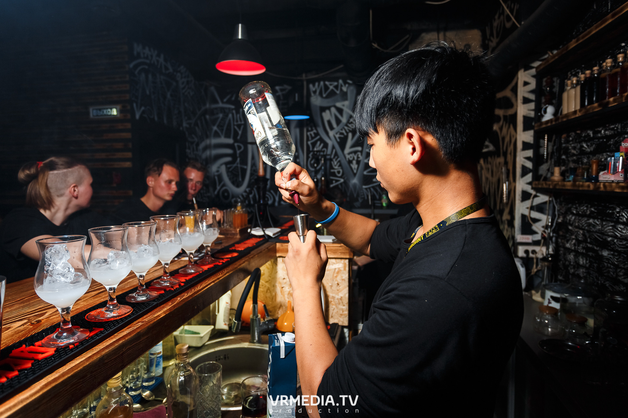 Выходные в баре «Глотай»