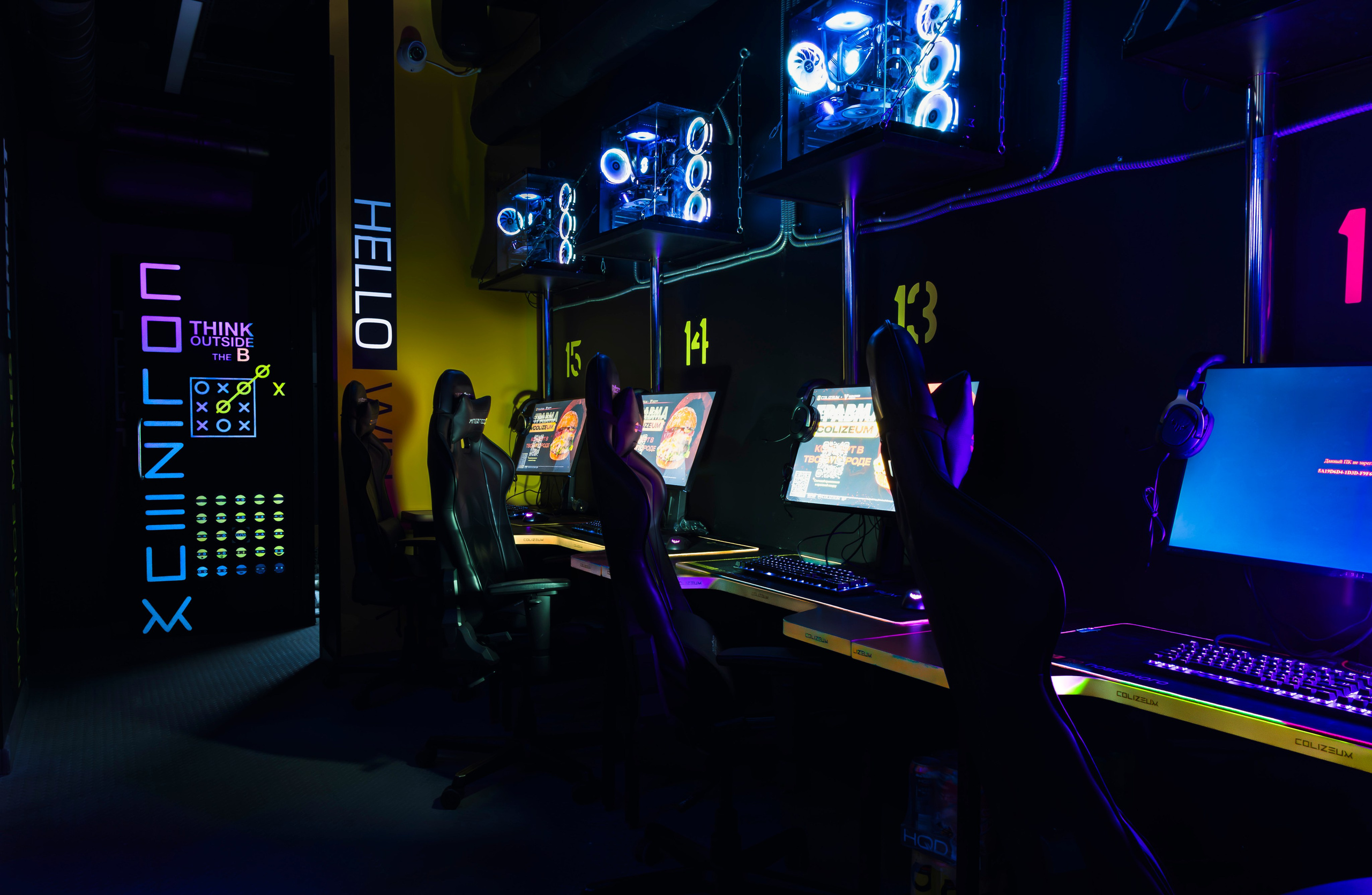 Игровой зал компьютерного клуба: панорамный вид, ряды ПК и зона отдыха.