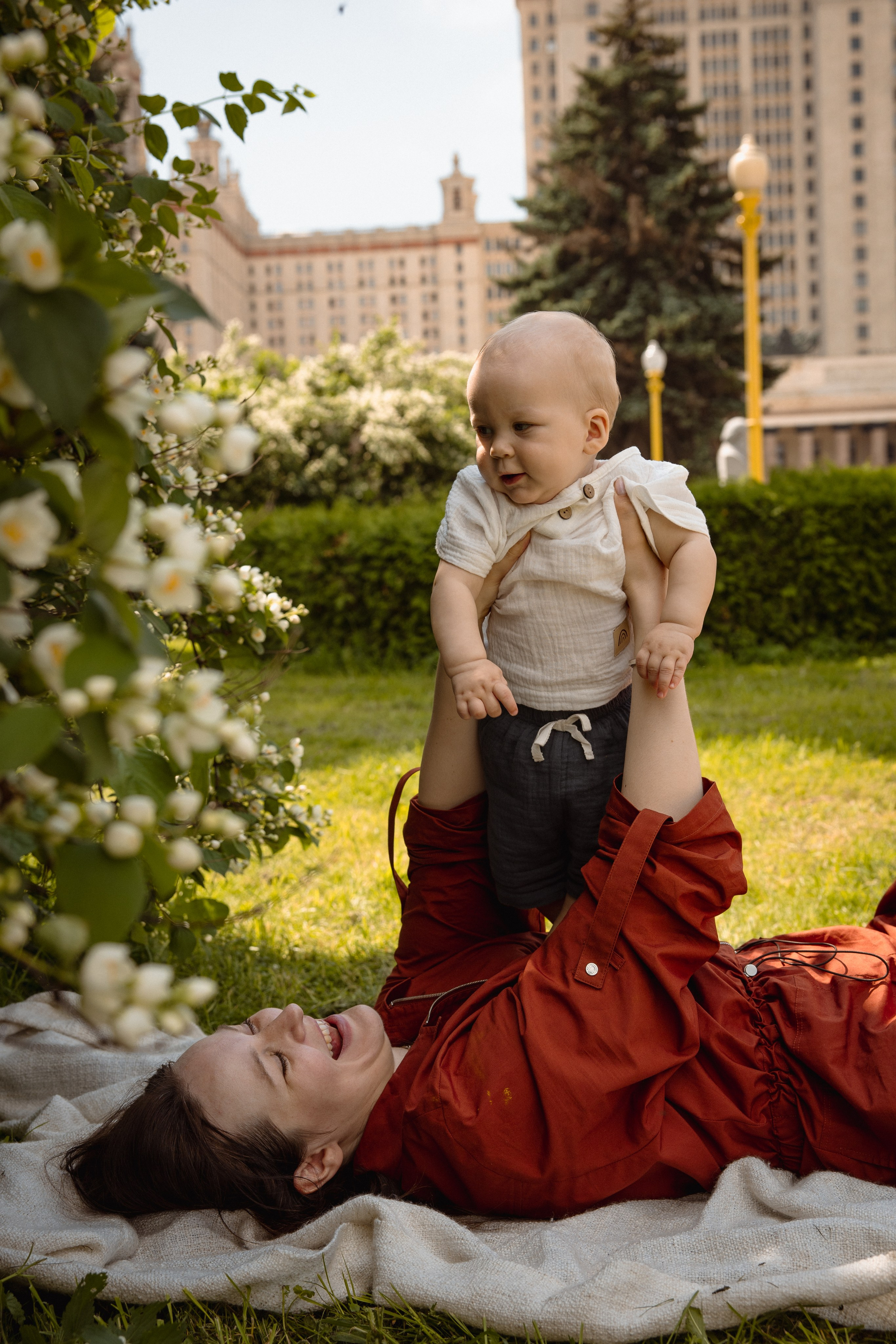 Настя с сыном у Alma-Mater. Ваш семейный newborn и lifestyle фотограф в СПБ Наталья Журавлева