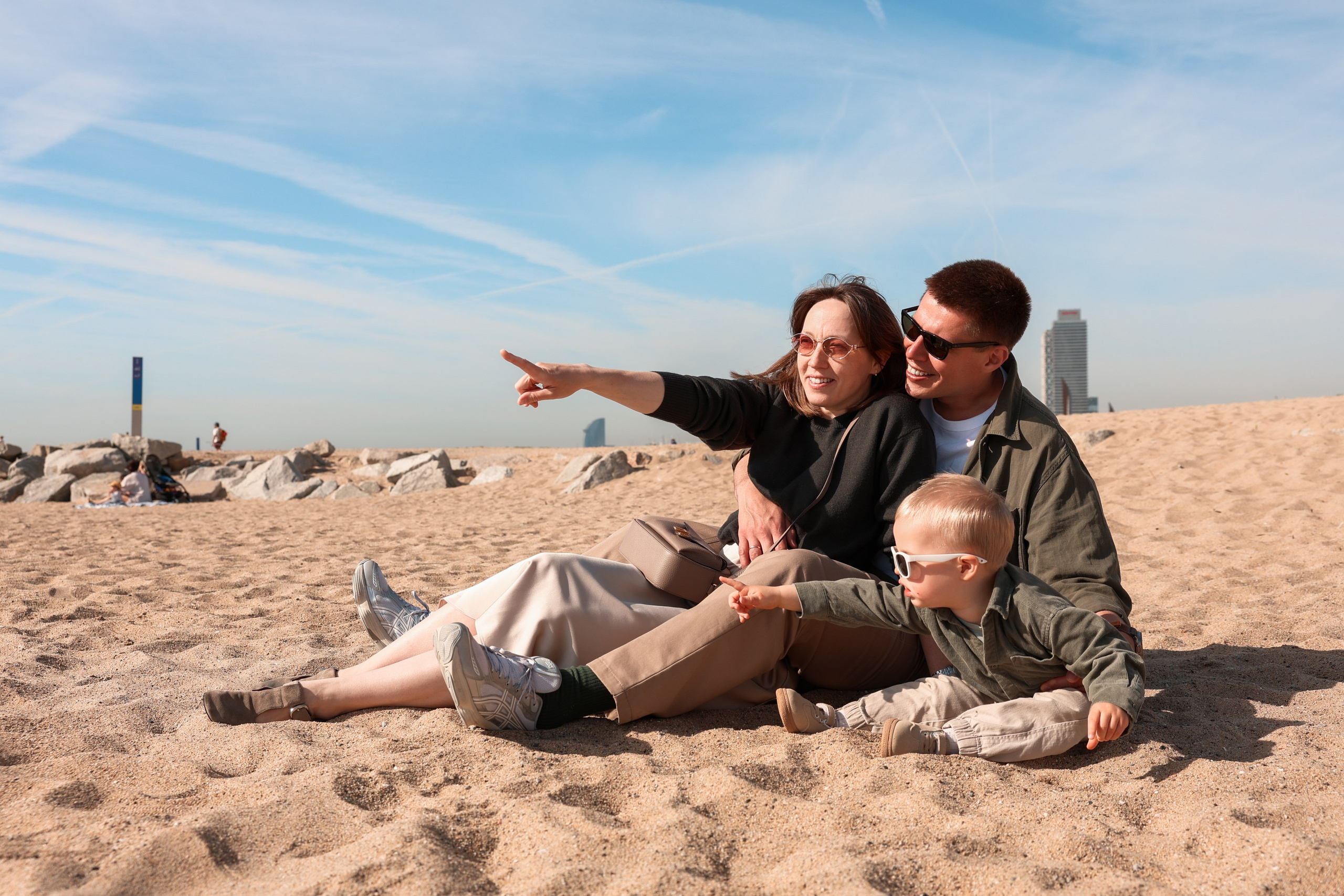 Seashore with a toddler. Natalia Zhuravleva|family, newborn, maternity photographer in Barcelona