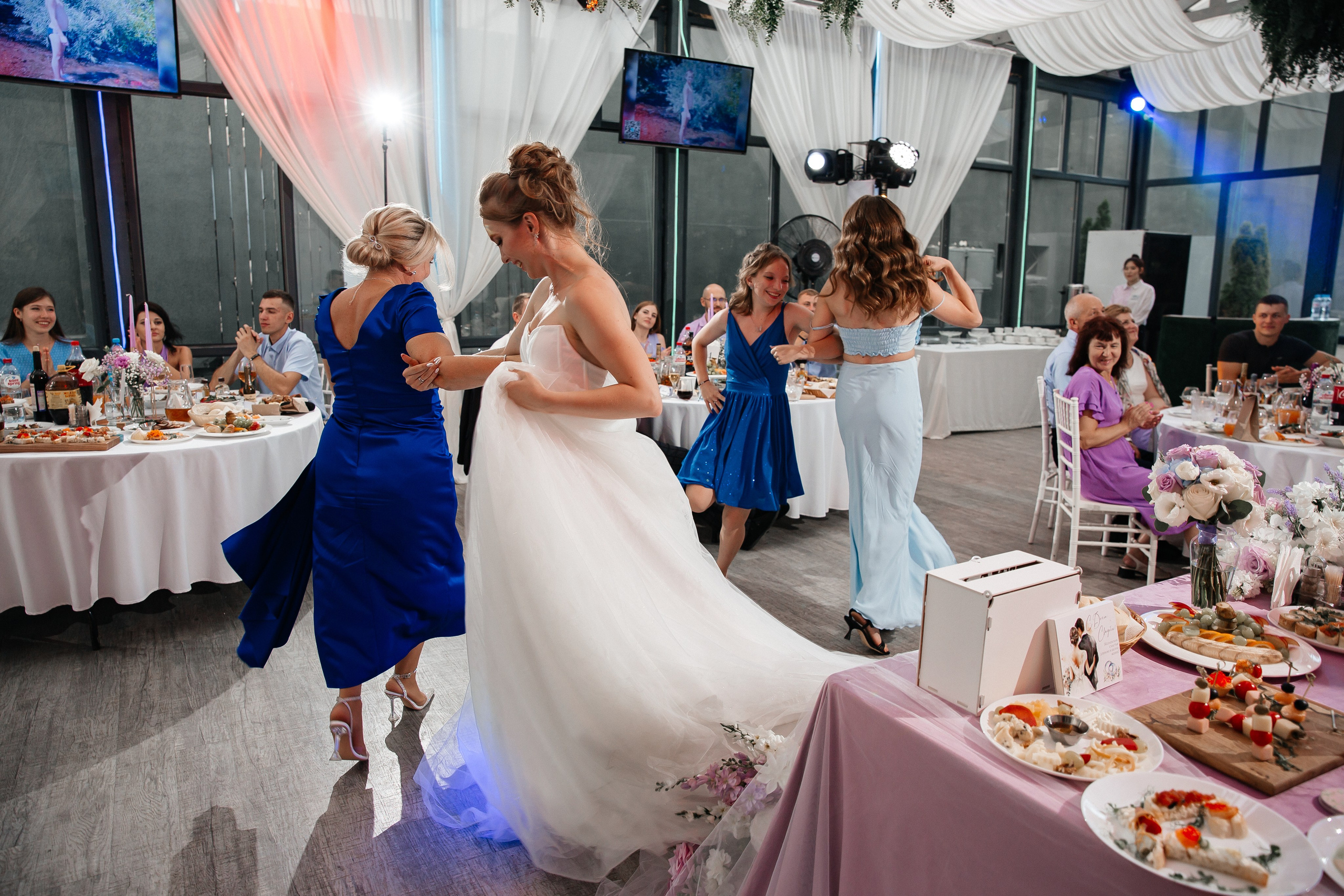 А&А — фотосессия на стадионе. Свадебный фотограф в Оренбурге Илья Володьков