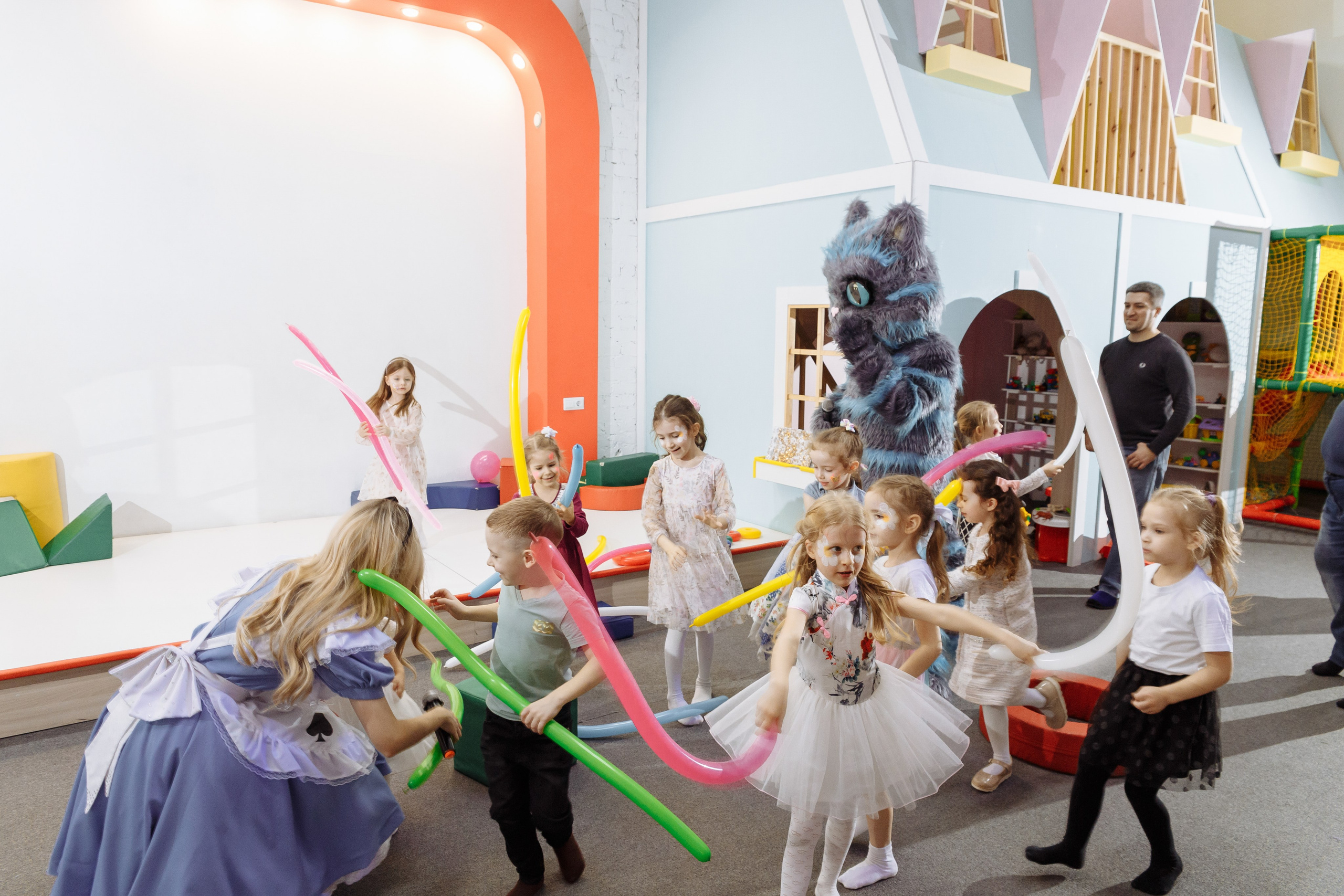 Олеся празднует свое 6 летие в компании Алисы, Чеширского кота и друзей. Событийный фотограф Максим Бескоровайновнов