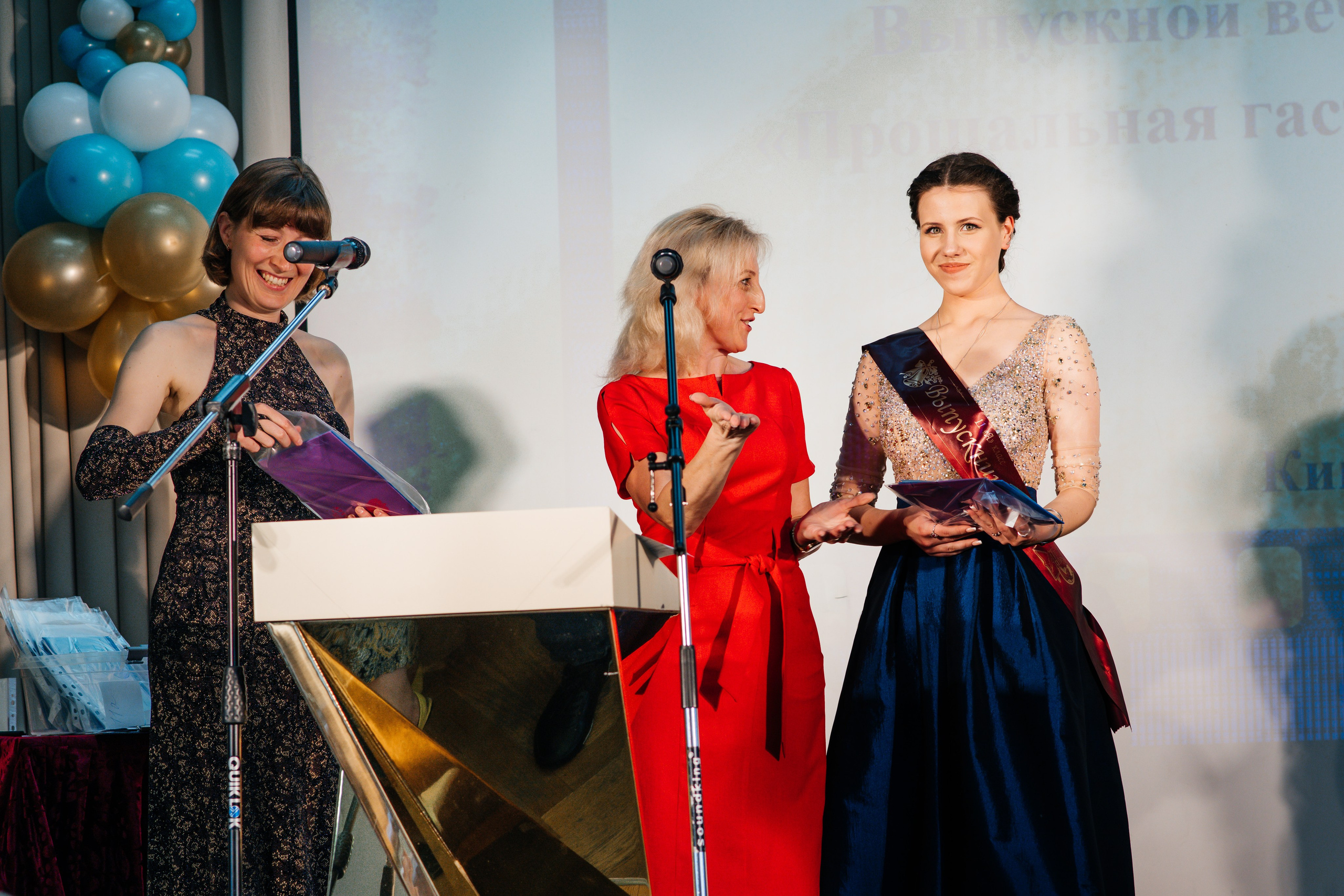 Вручение аттестатов. Выпускные альбомы в Подольске Москве и МО