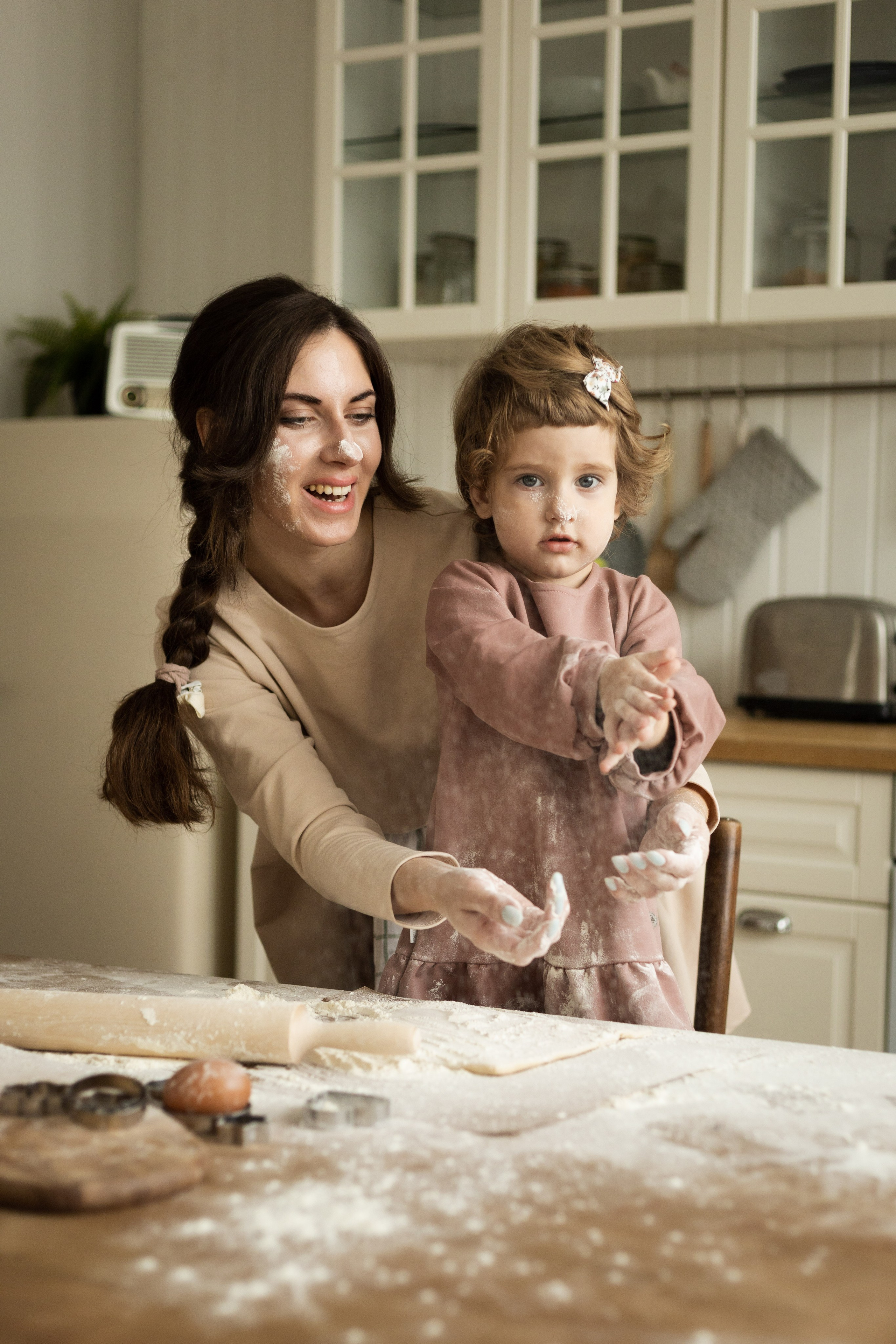 мука остаётся на щеке ребёнка, вызывая улыбку и тактильный контакт с мамой