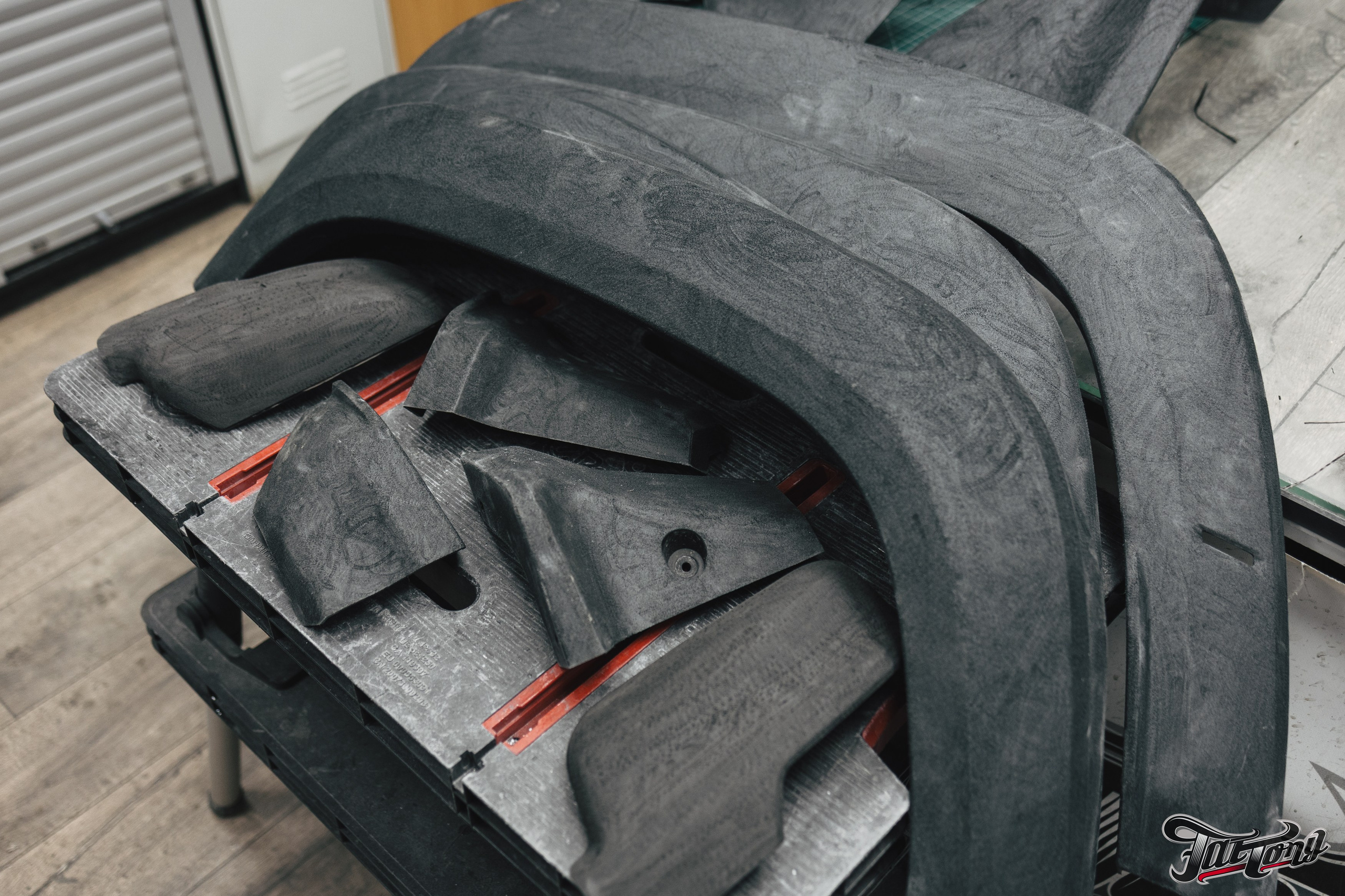 Ram TRX ламинация карбоном внешних элементов кузова, салона и установка распорки. DeLorein