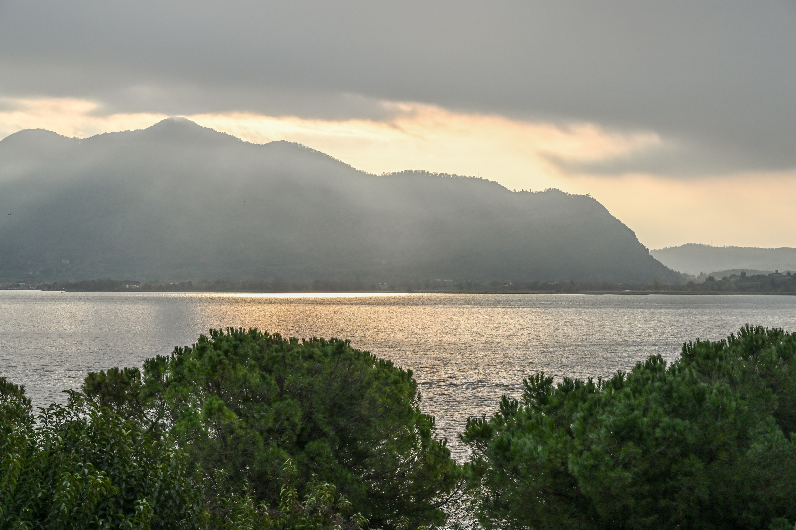Lago d'iseo and hotel. Фотограф Минск