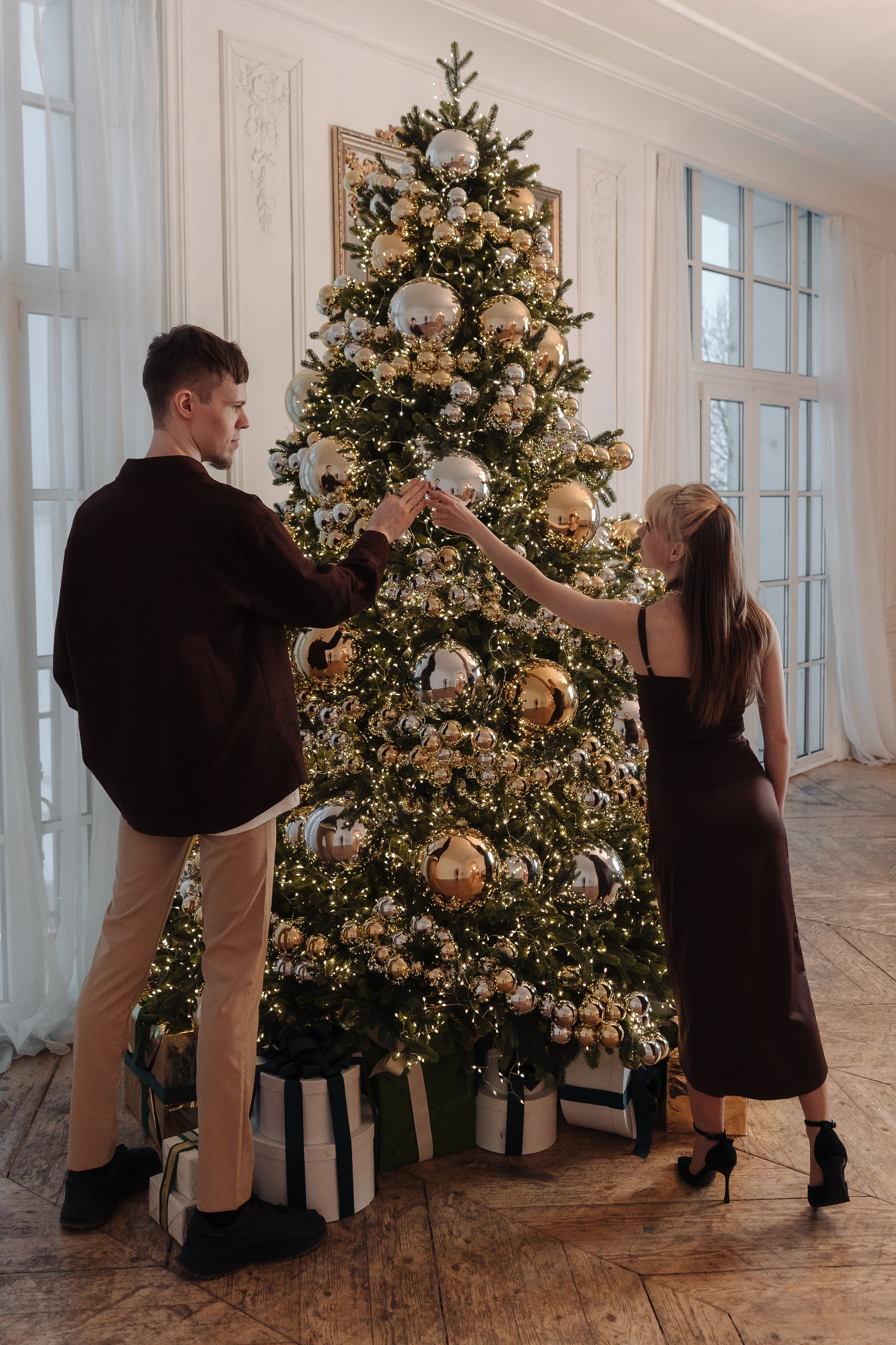 Зимняя фотосессия лавстори с предложением руки и сердца в фотостудии