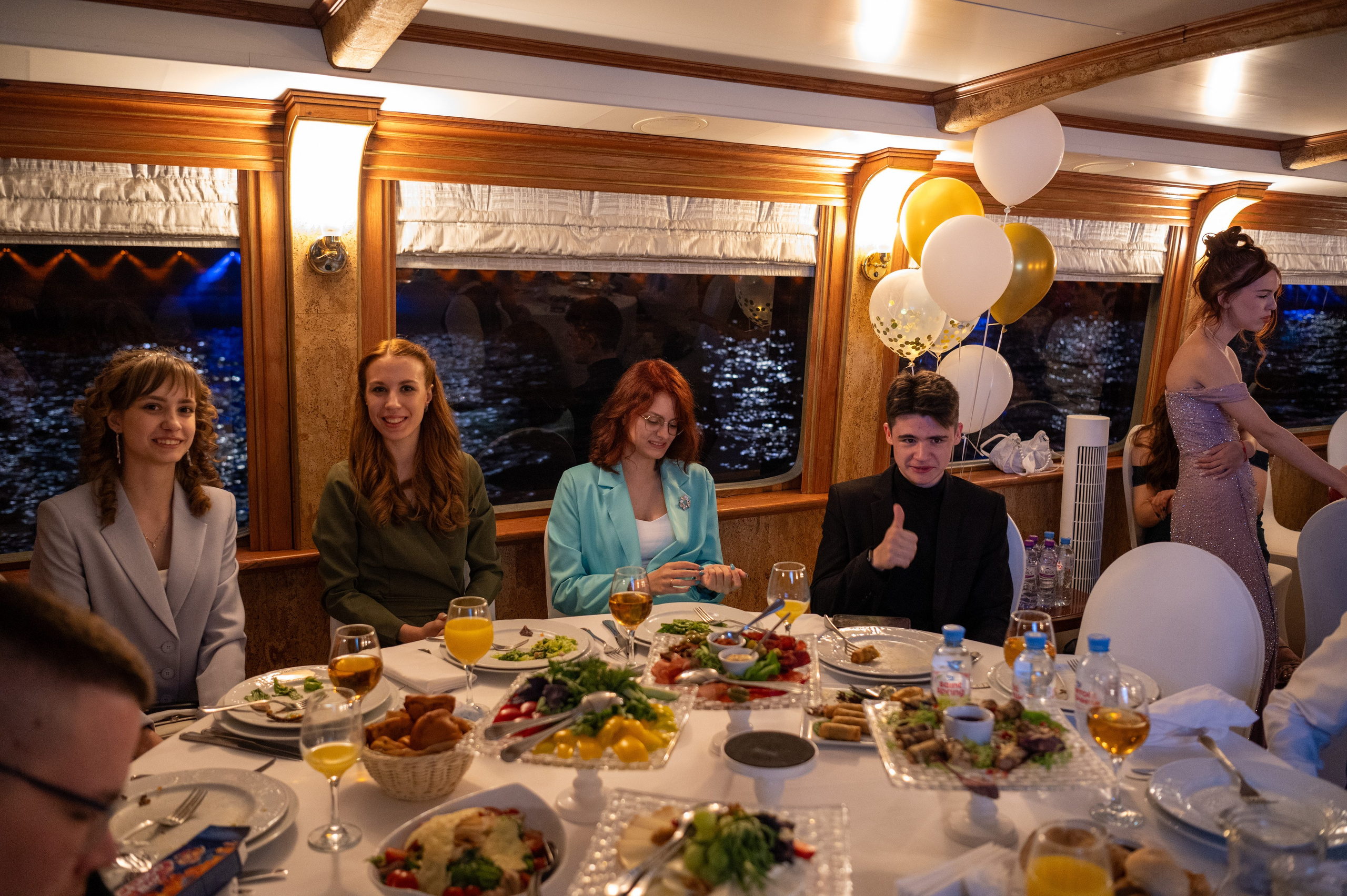 Выпускной вечер 11 класс на теплоходе. Детский и семейный фотограф г. Москва Оксана Катаджи