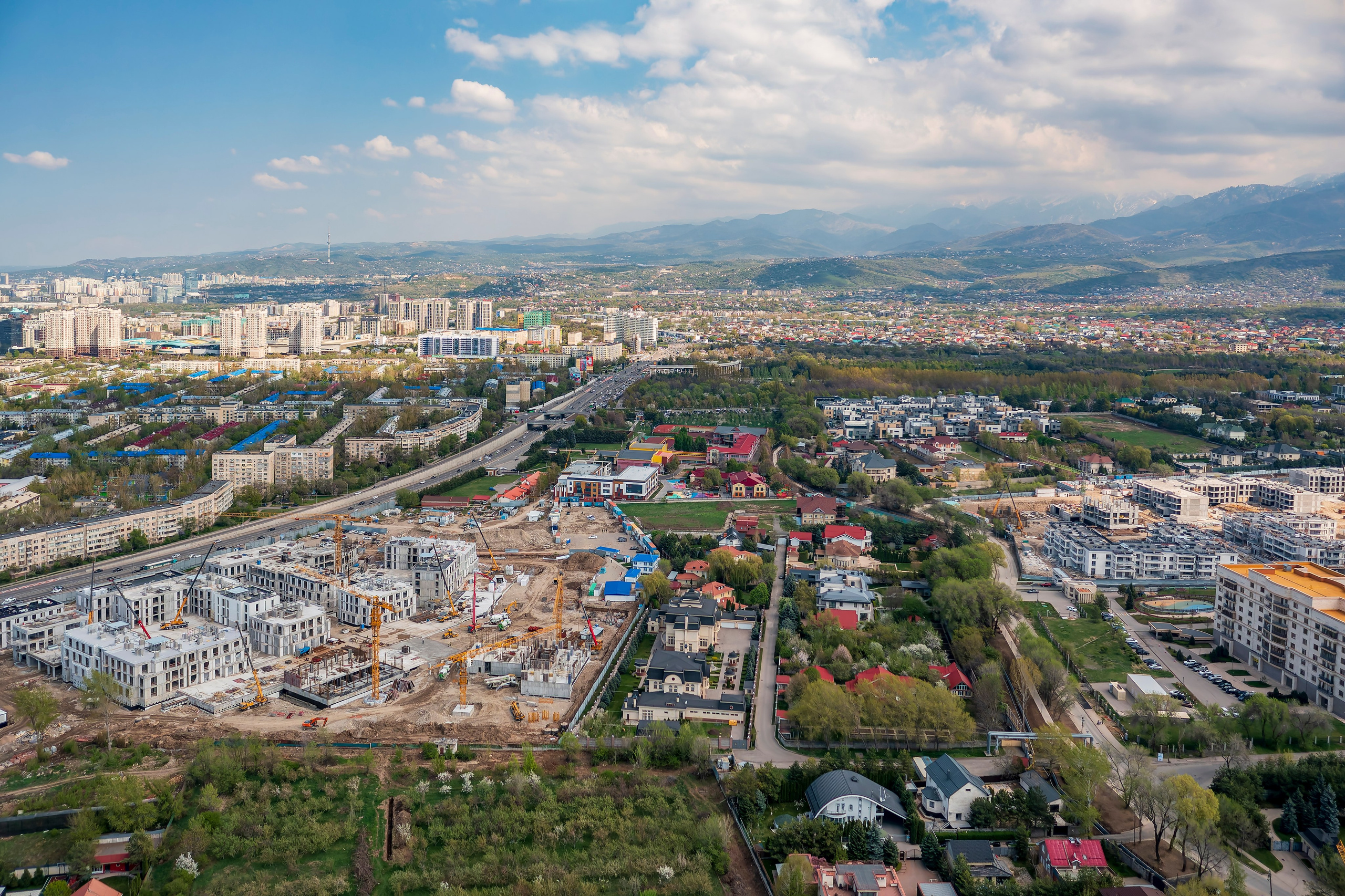 Алматы, ЖК 1st от Bi Group — аэросъёмка на фоне гор, апрель 2026. Интерьерный фотограф Алматы
