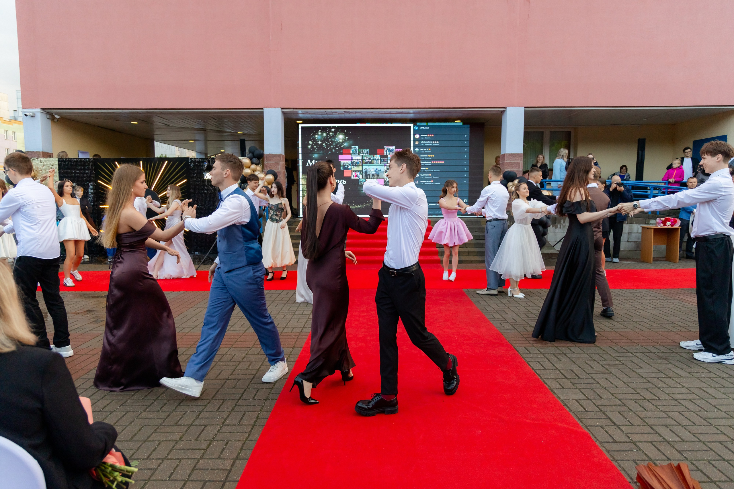 Школьный выпускной 2025 год в Минске, Беларуси. Свадебный фотограф в Минске/Беларуси Сергей Спиридонов