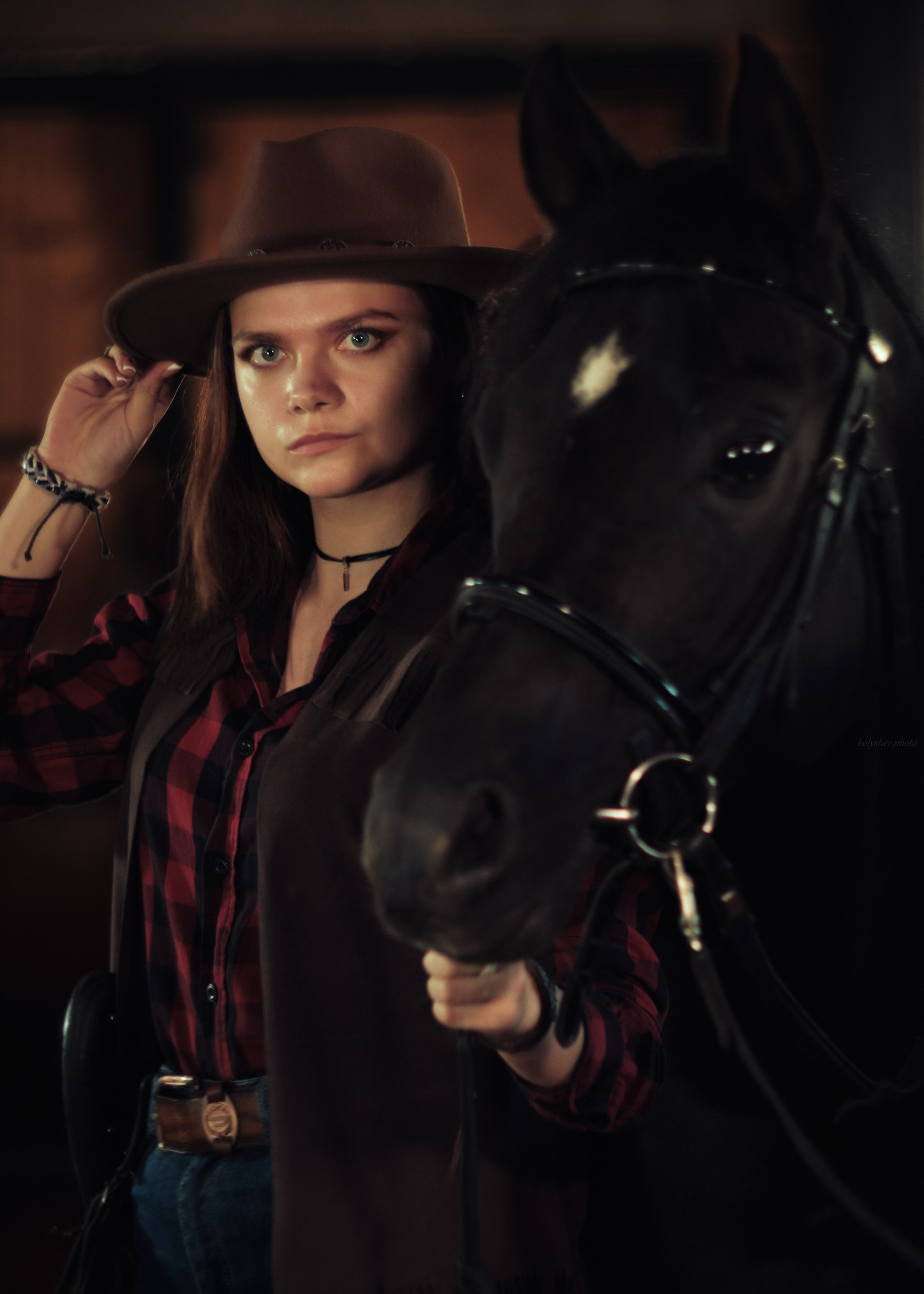 Фотосессия с лошадью в конюшне и на природе. Портретный фотограф на новый год в Москве Виктория Колышева