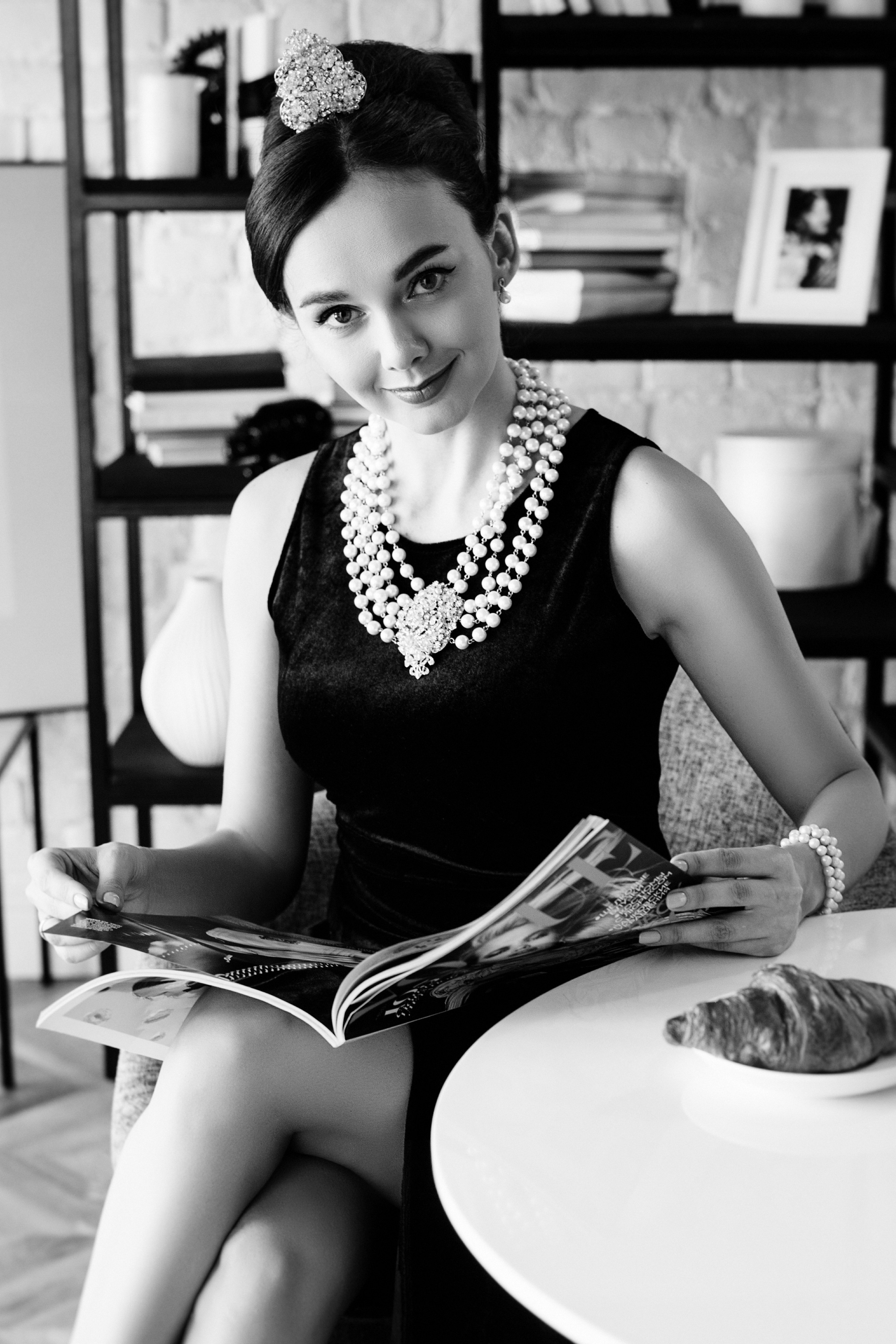 Фотосессия в стиле Одри Хепберн за столиком с журналом