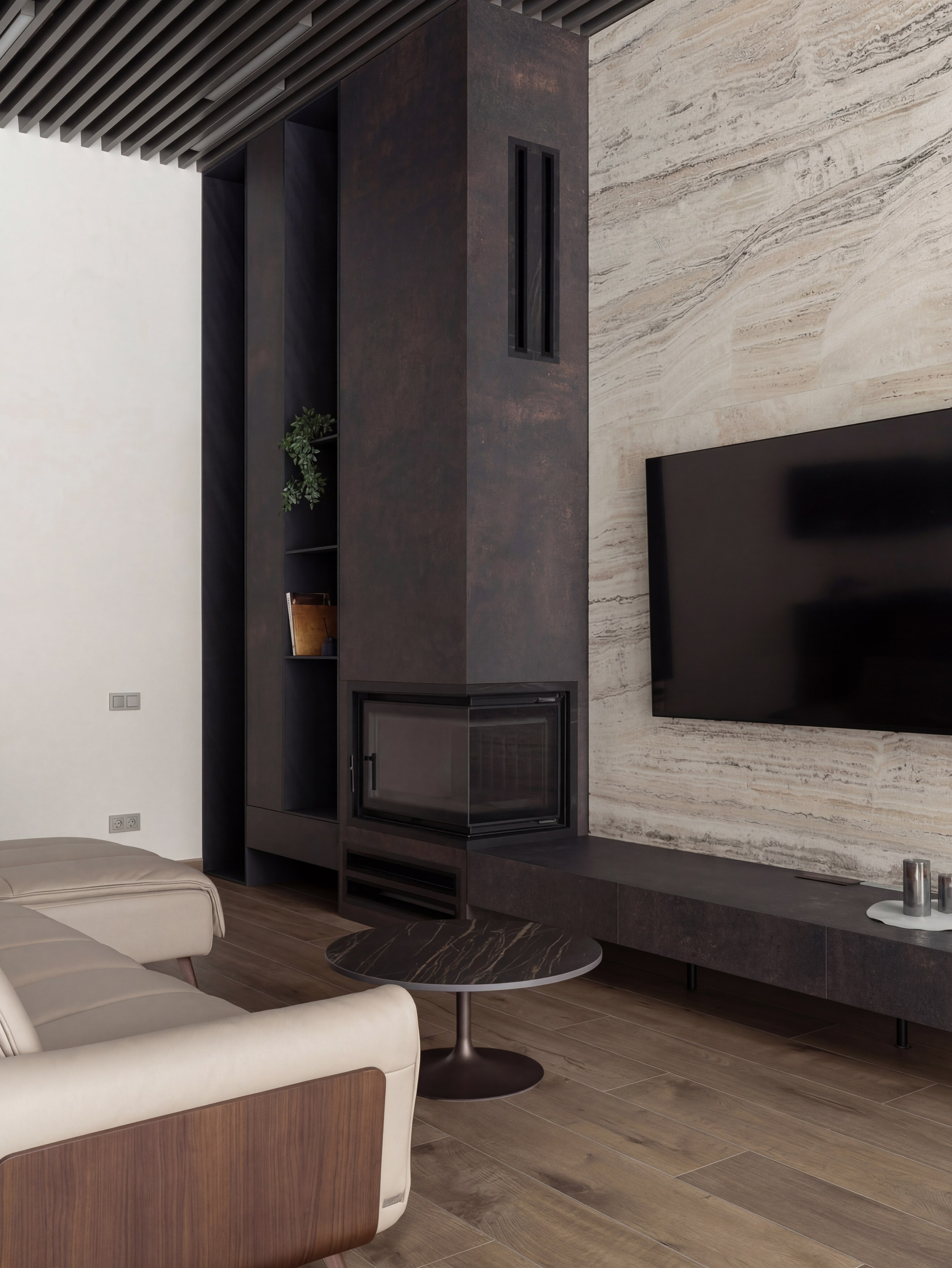 Современный дизайн гостиной с камином от Валерии Котович: угловой камин в темной отделке, акцентная стена из травертина с ТВ, светлый кожаный диван и реечный потолок в интерьере дома площадью 540 м².