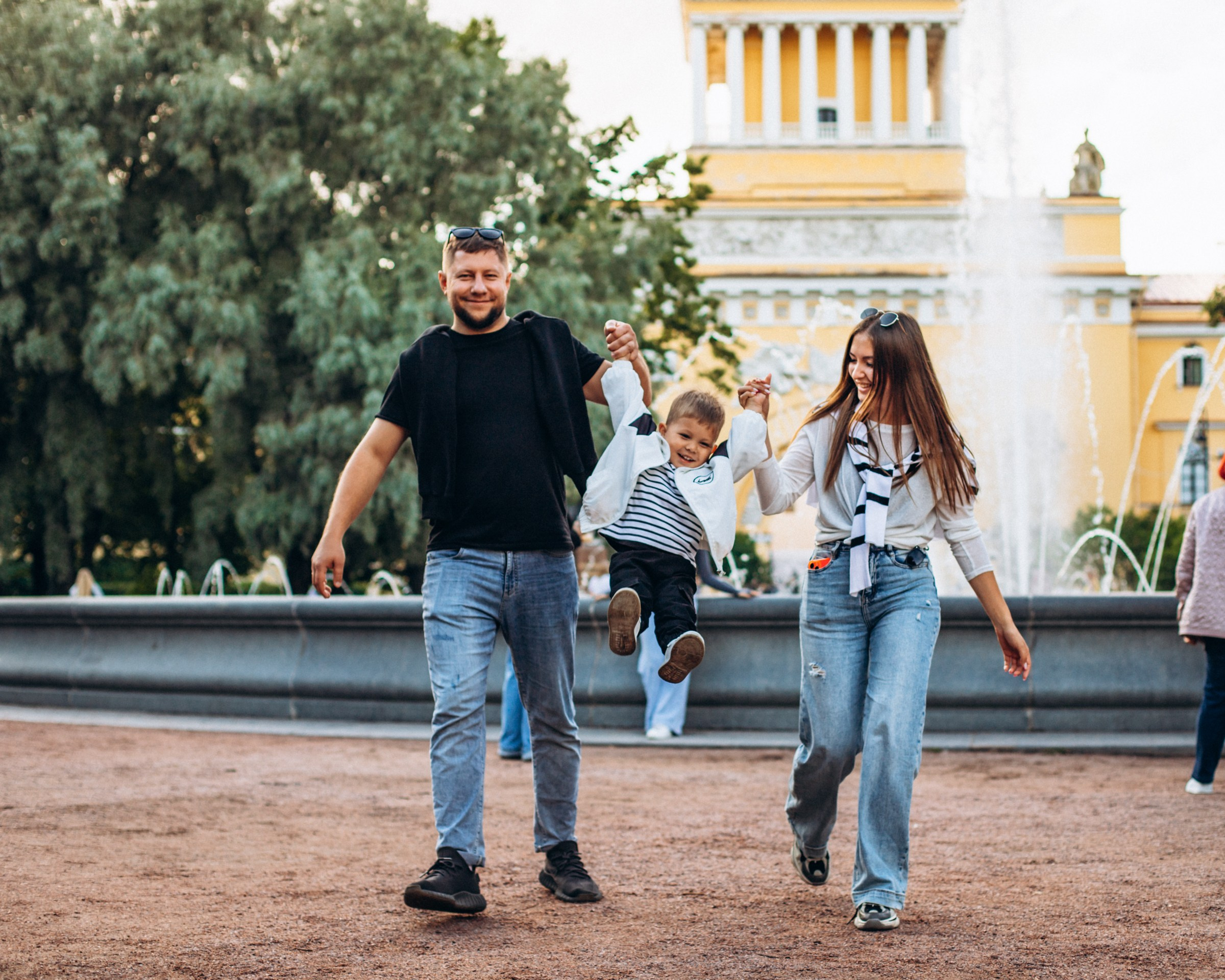 Яна с семьей в августе. Фотопрогулка в Петербурге. Индивидуальный и семейный фотограф в Санкт-Петербурге