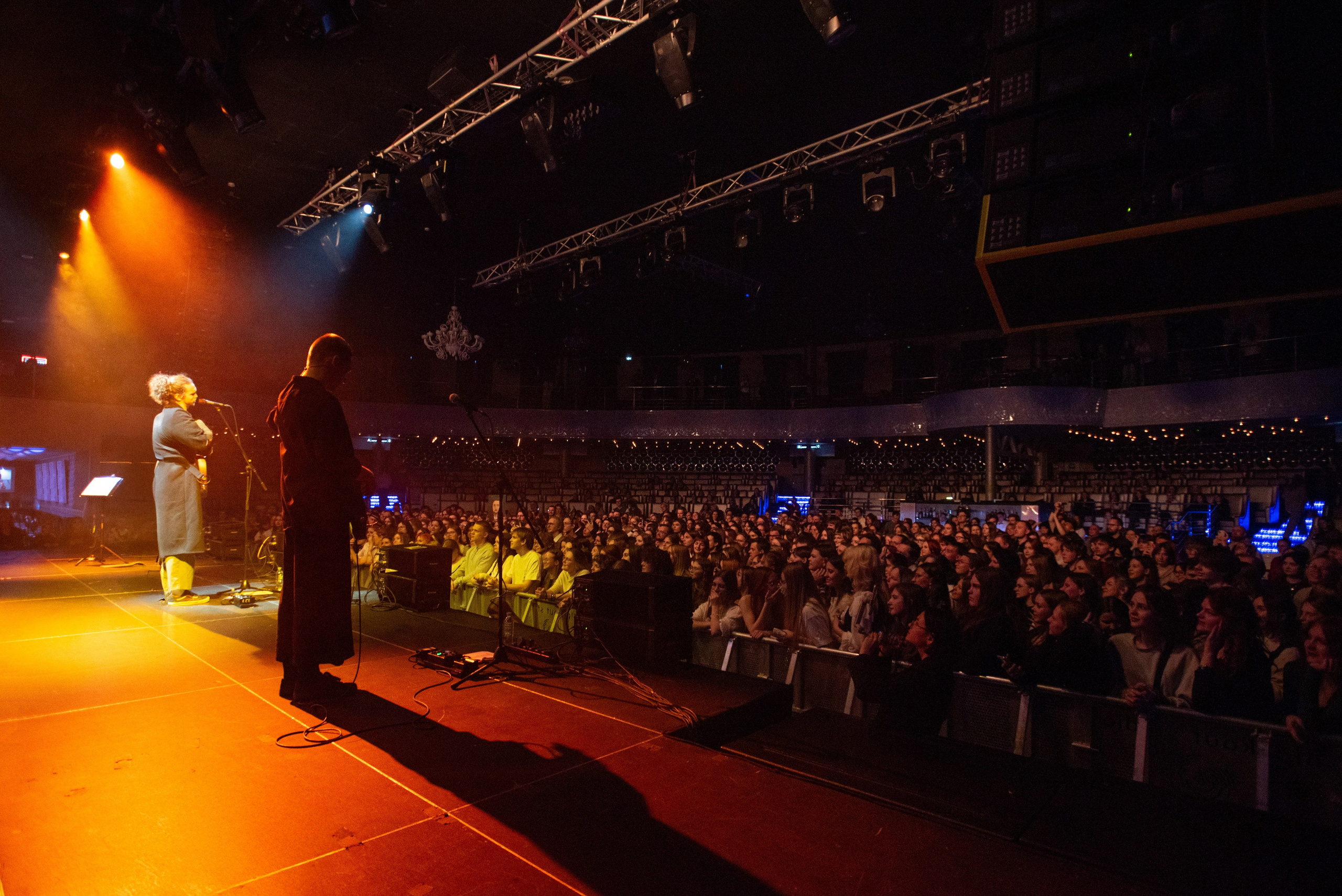 Вид со сцены на зал Prime Hall во время концерта группы «Лампабикт» в Минске