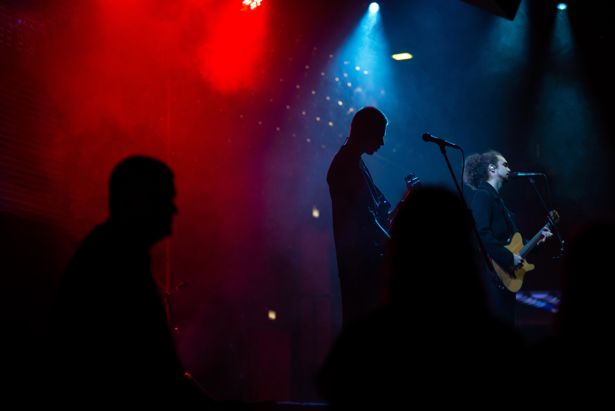 Силуэты музыкантов группы «Лампабикт» на сцене Prime Hall в синем и красном свете