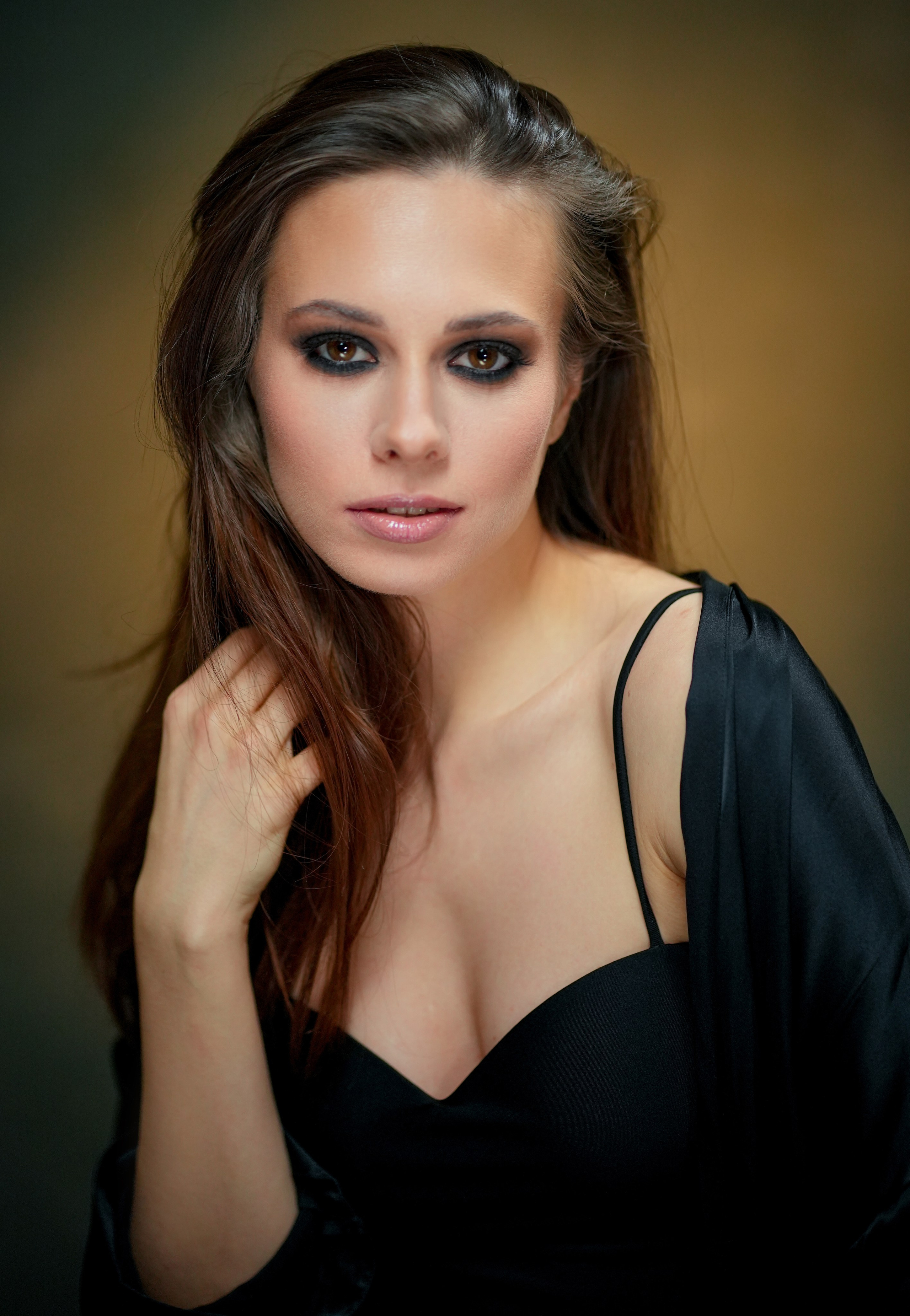 Фото красивой брюнетки