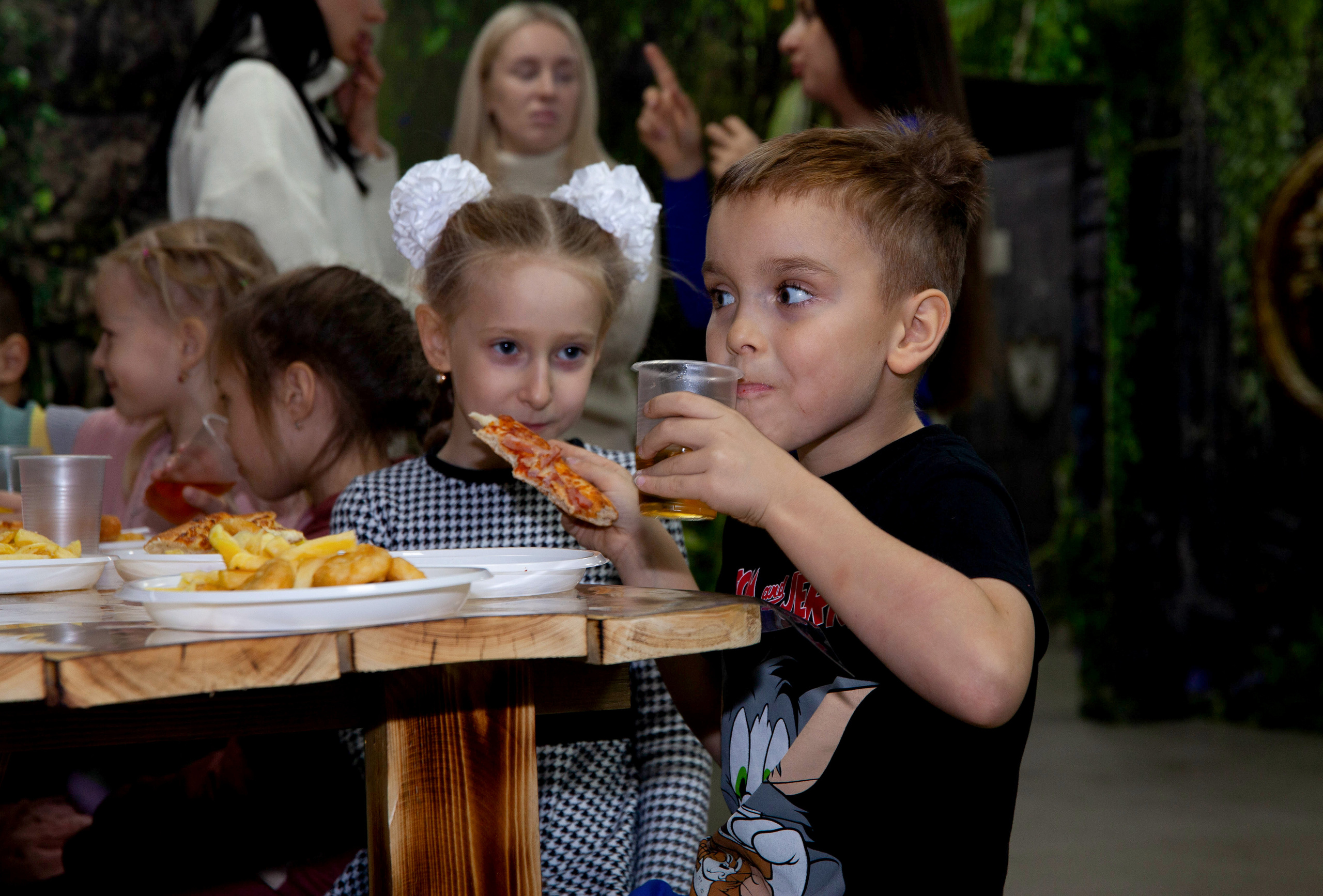 угощение для гостей все довольны праздником радостные лица