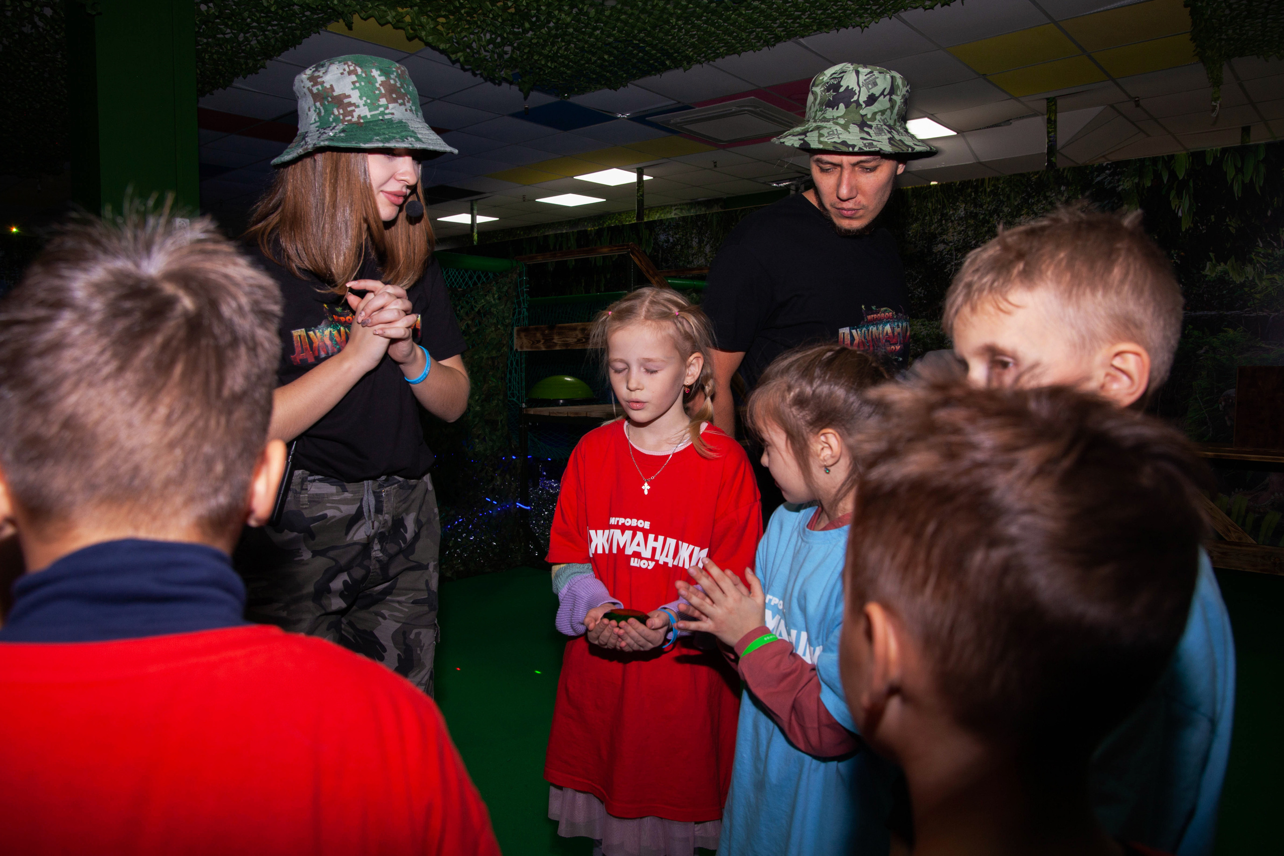 слушаю внимательно что говорят подведение итогов волнения на лицах гостей