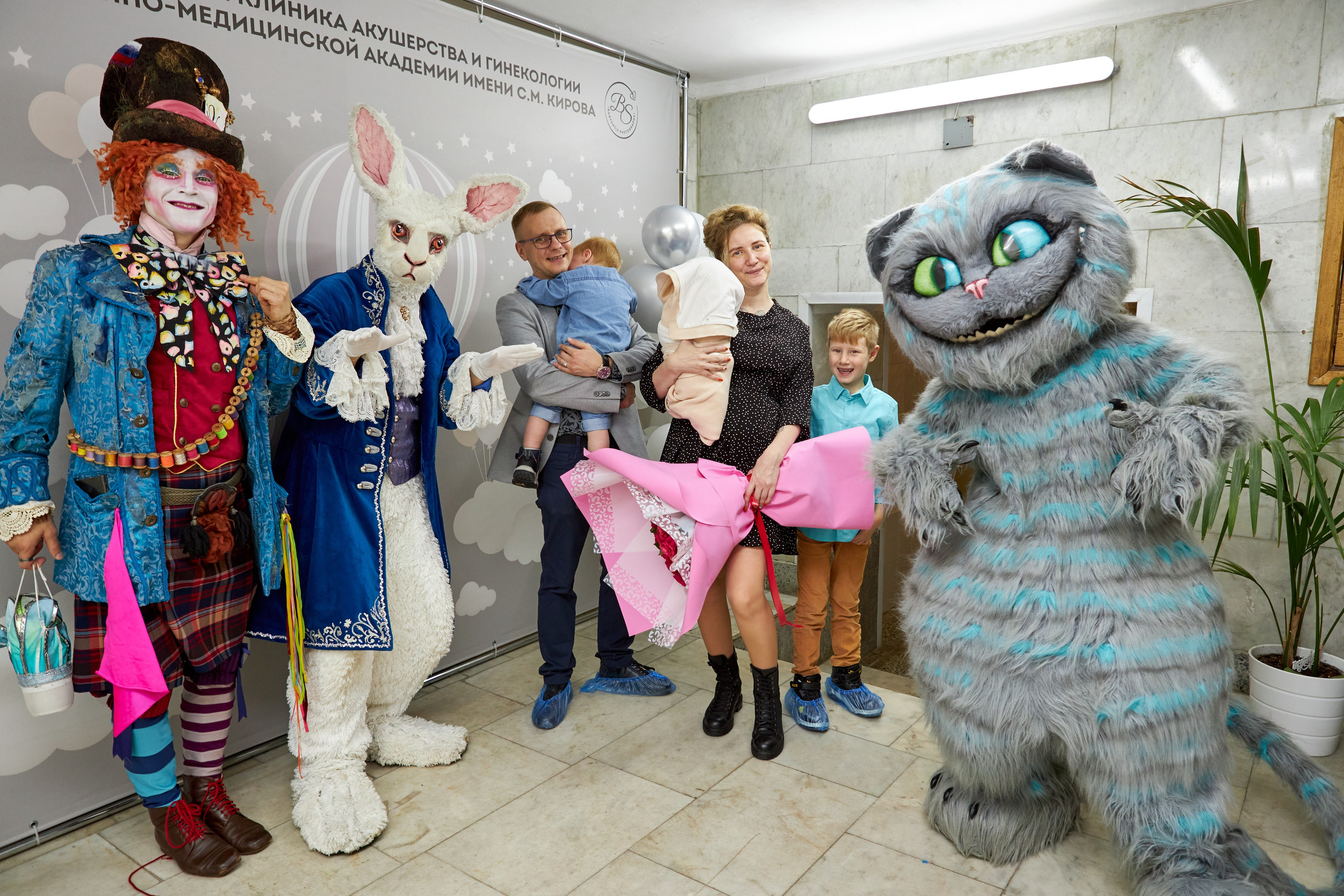 Фотосъемка выписки из роддома по мотивам Алисы в стране чудес