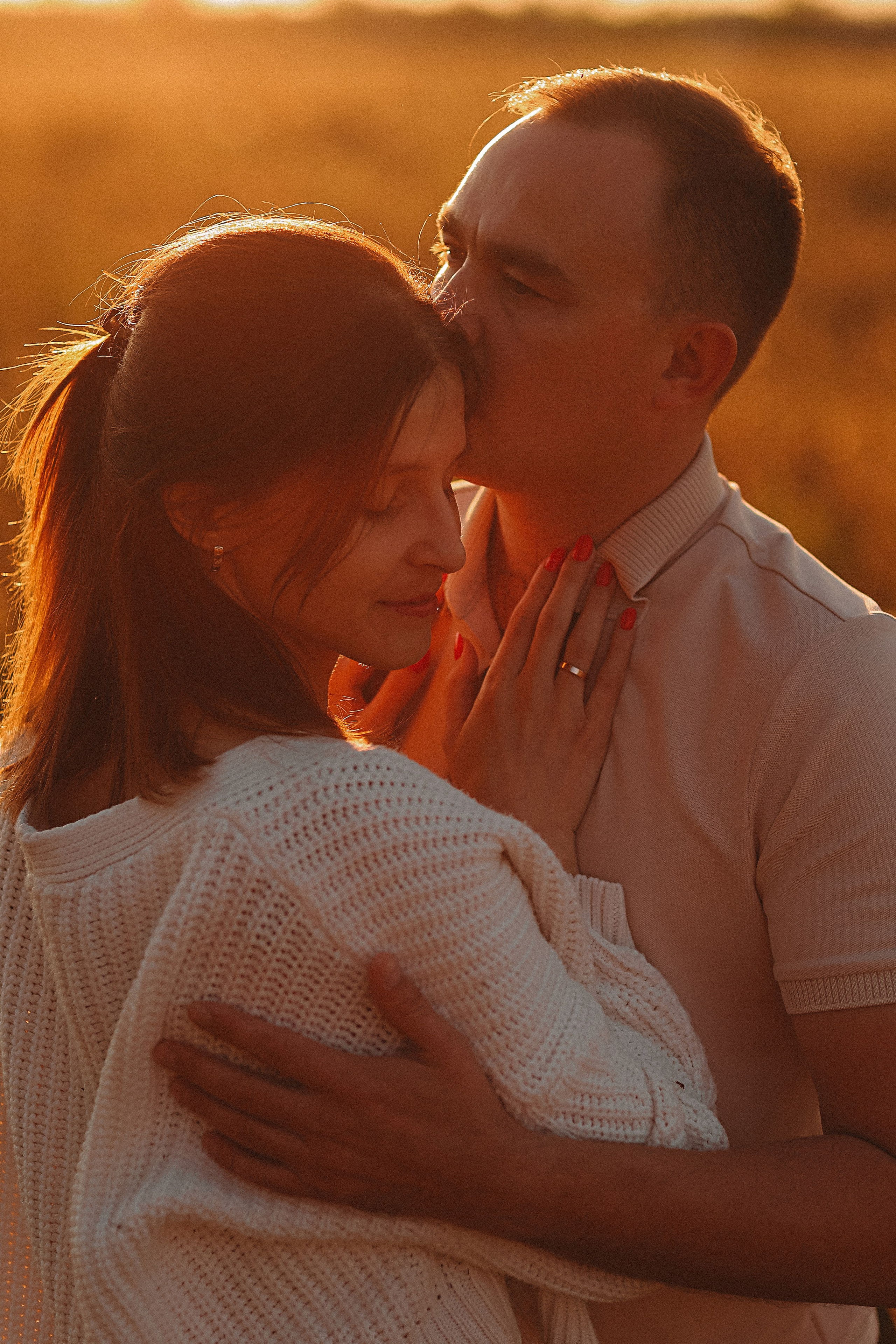 Поле love story на закате. Семейный фотограф Тюмень, фотограф на роды Салмина Мария